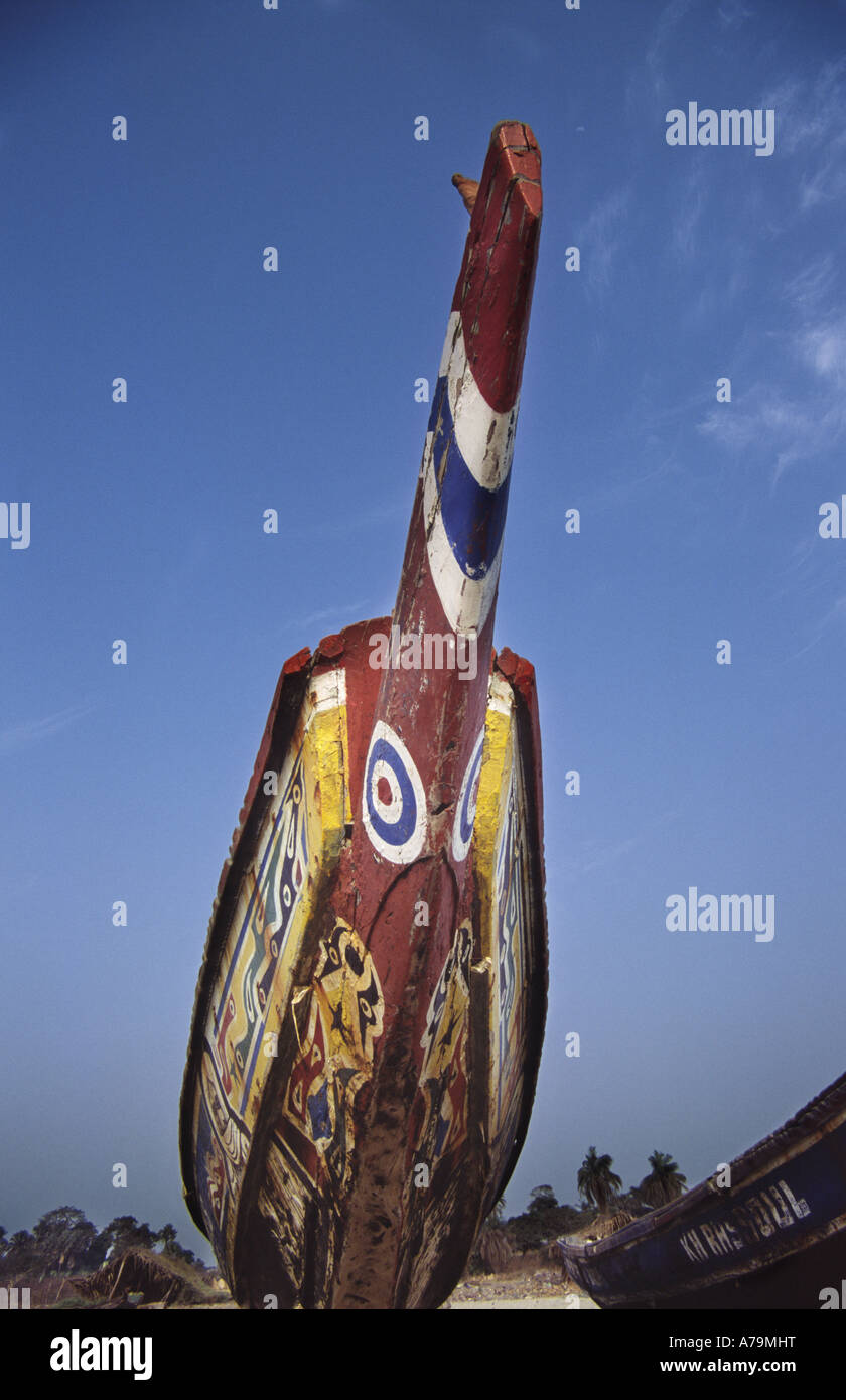 Bateau de pêche sur la plage de Gungur, Gambie, Afrique de l'Ouest. Banque D'Images