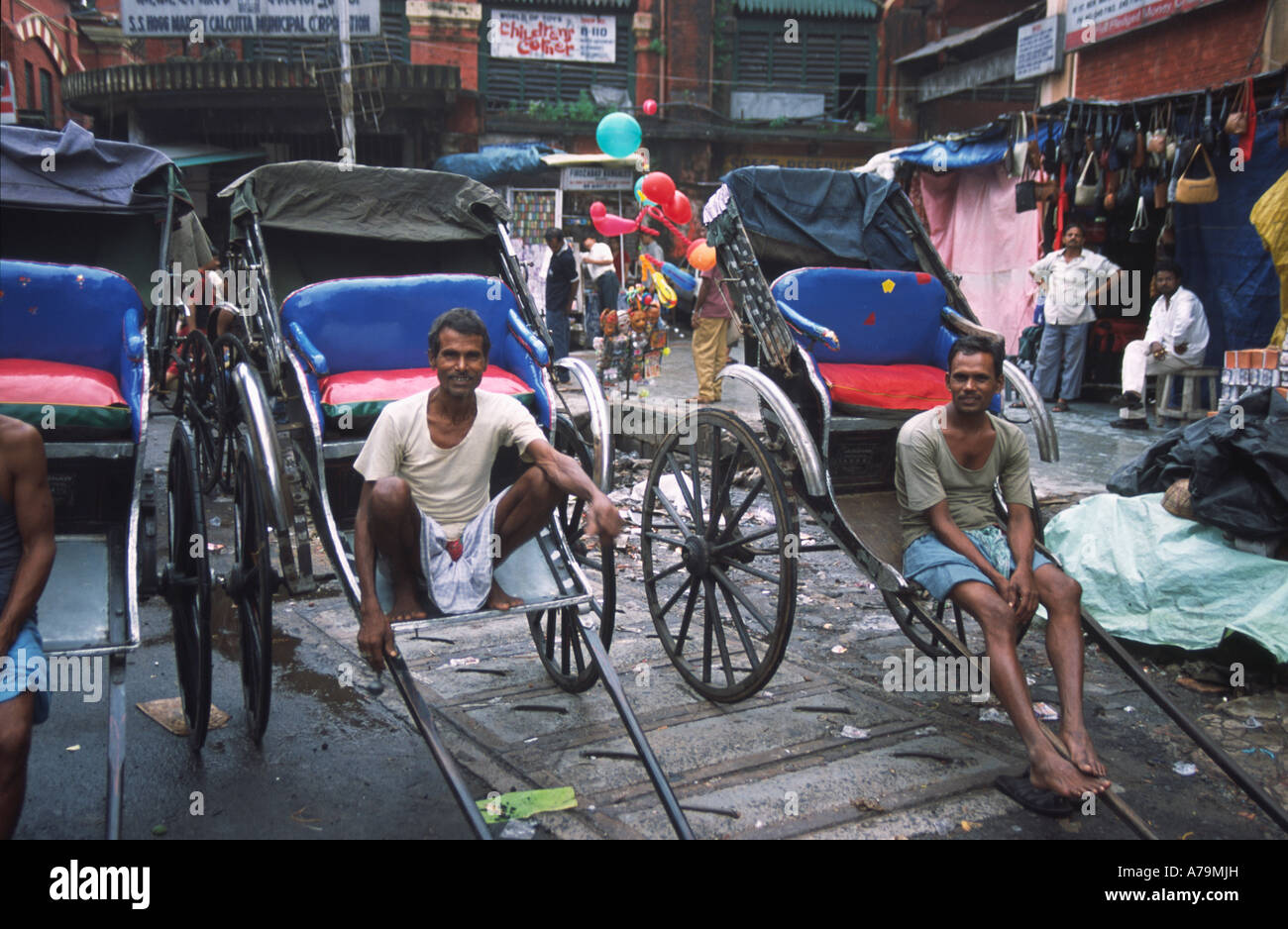 Les conducteurs de pousse-pousse deux prendre un repos à Kolkata (Calcutta), West Bengal, India Banque D'Images