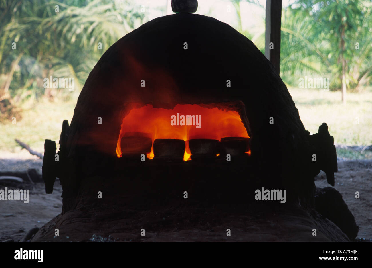 Four en argile, le Ghana cedi usine cordon Banque D'Images