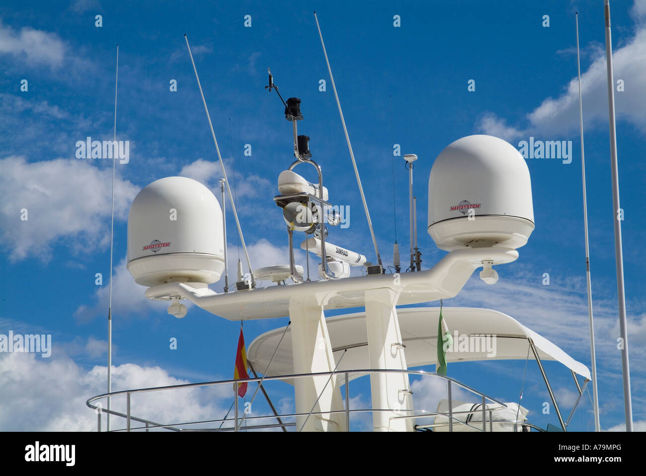 Dh DE COMMUNICATIONS RADAR Radar Antennes fouet pods sur bateau yacht pod naviguer voile electronic Banque D'Images
