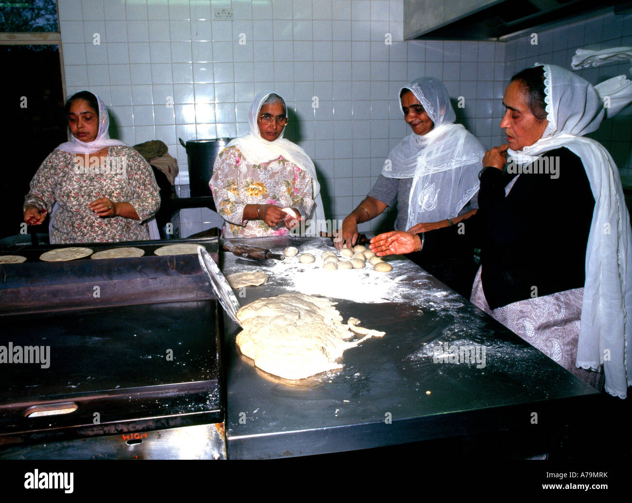 Femmes préparant funéraire Sikh Langar Banque D'Images