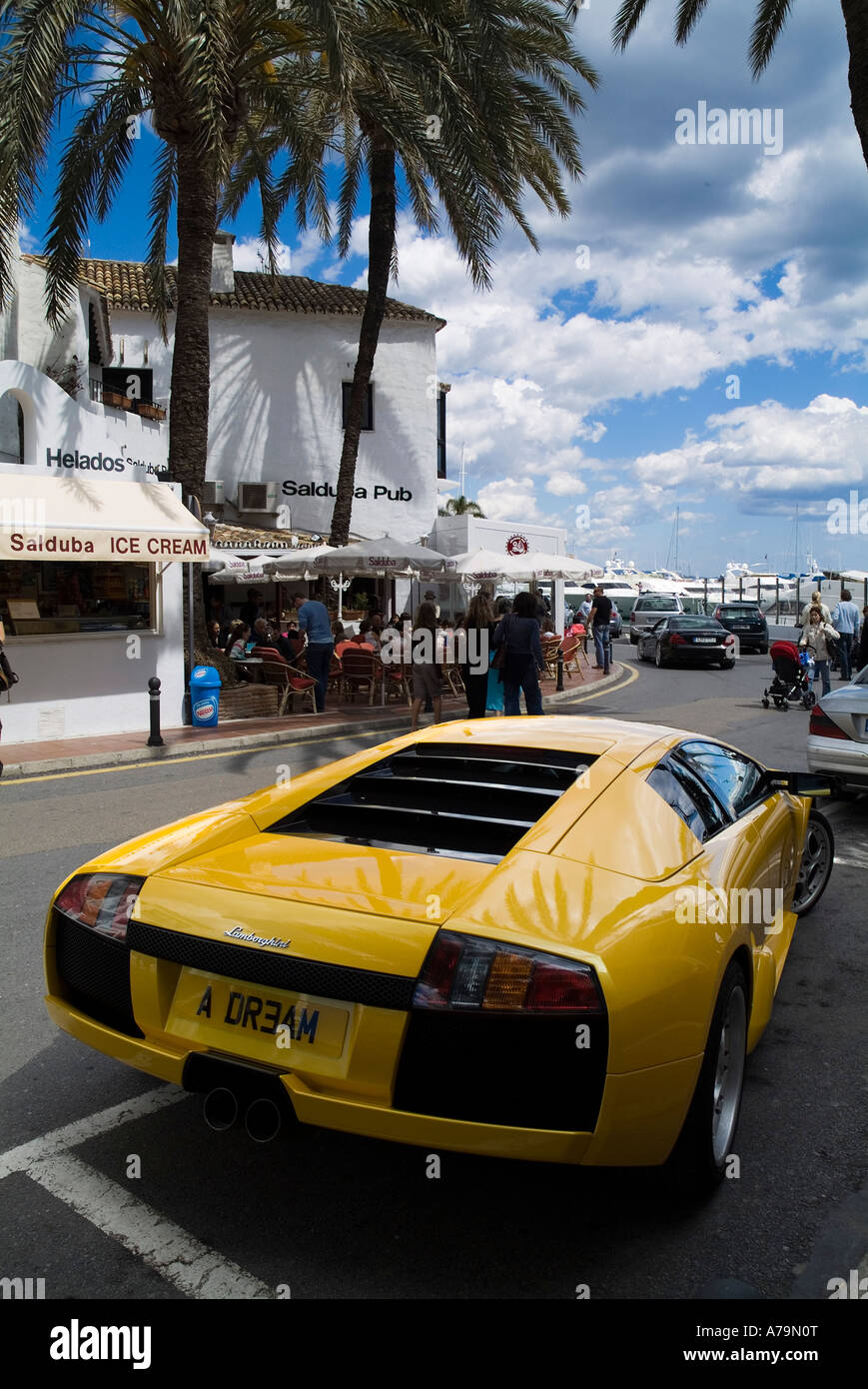 dh Harbour PUERTO BANUS ESPAGNE jaune Lamborghini Murcielago sportscar au port de bord de mer voitures de sport voitures de luxe haute performance Banque D'Images
