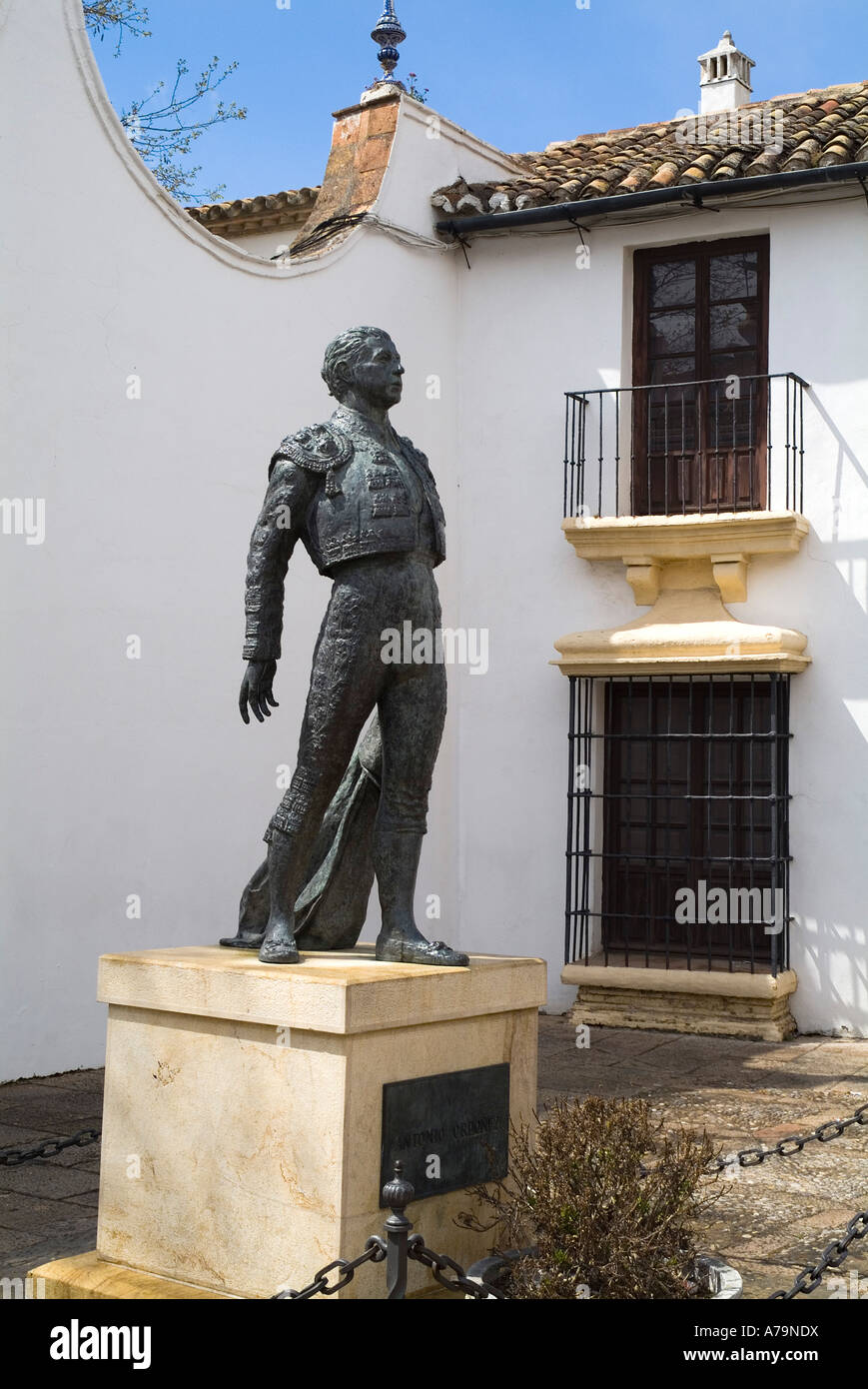 Les Arènes de Ronda ESPAGNE Statue dh à Matador Antonio Ordonez en dehors du stade de la tauromachie Banque D'Images