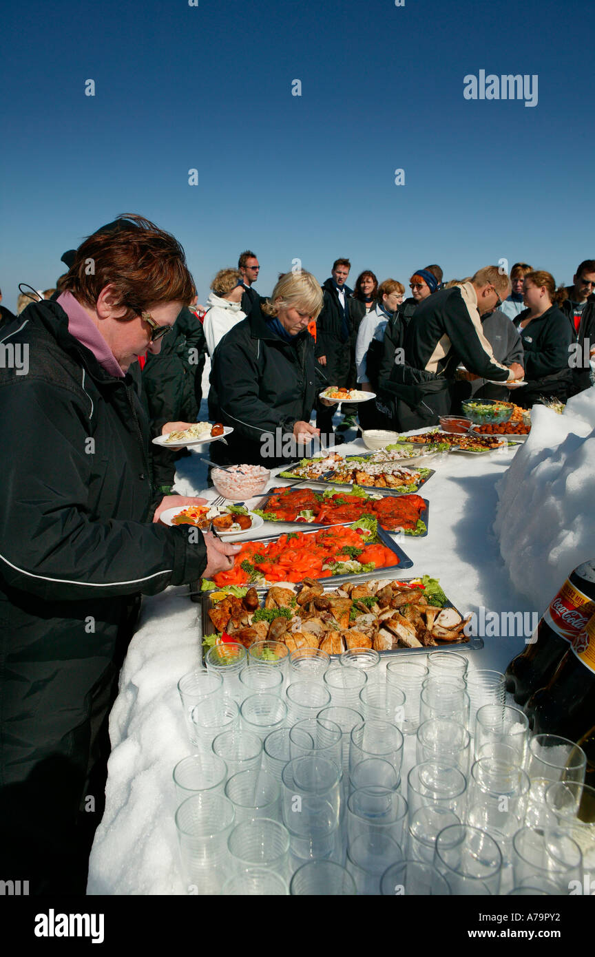 Les touristes de manger le déjeuner sur le glacier de Langjökull, Islande Banque D'Images