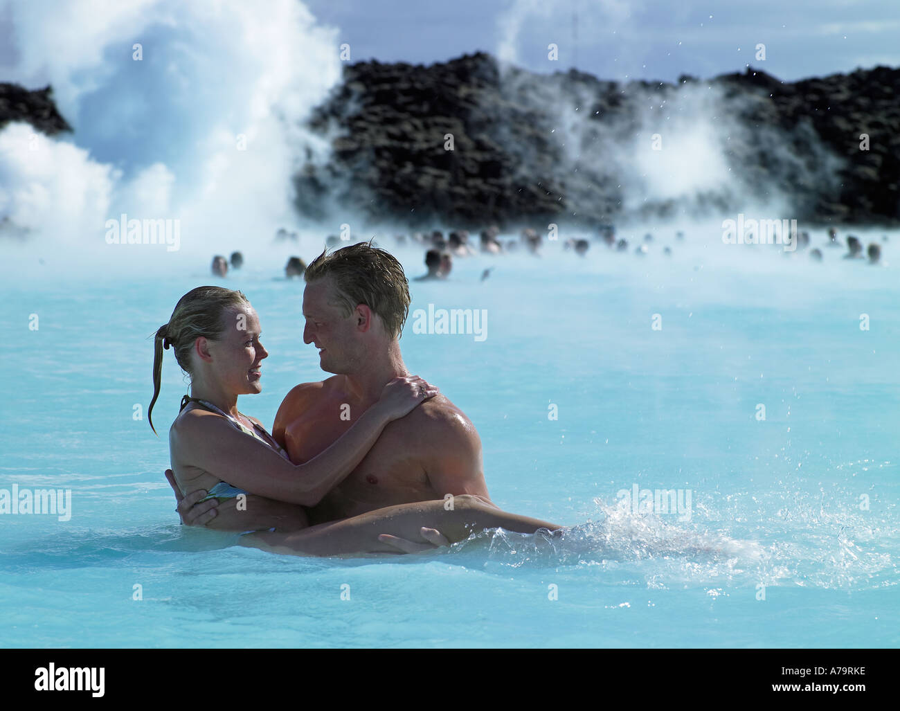Couple at Blue Lagoon Geothermal, Hot Springs, l'Islande Banque D'Images
