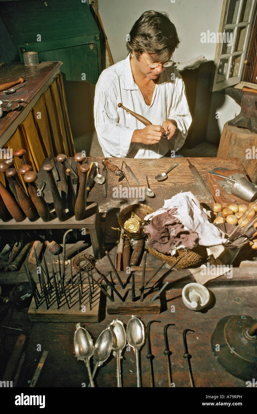 Orfèvre dans son atelier dans un living history museum à St Augustine en Floride USA Banque D'Images