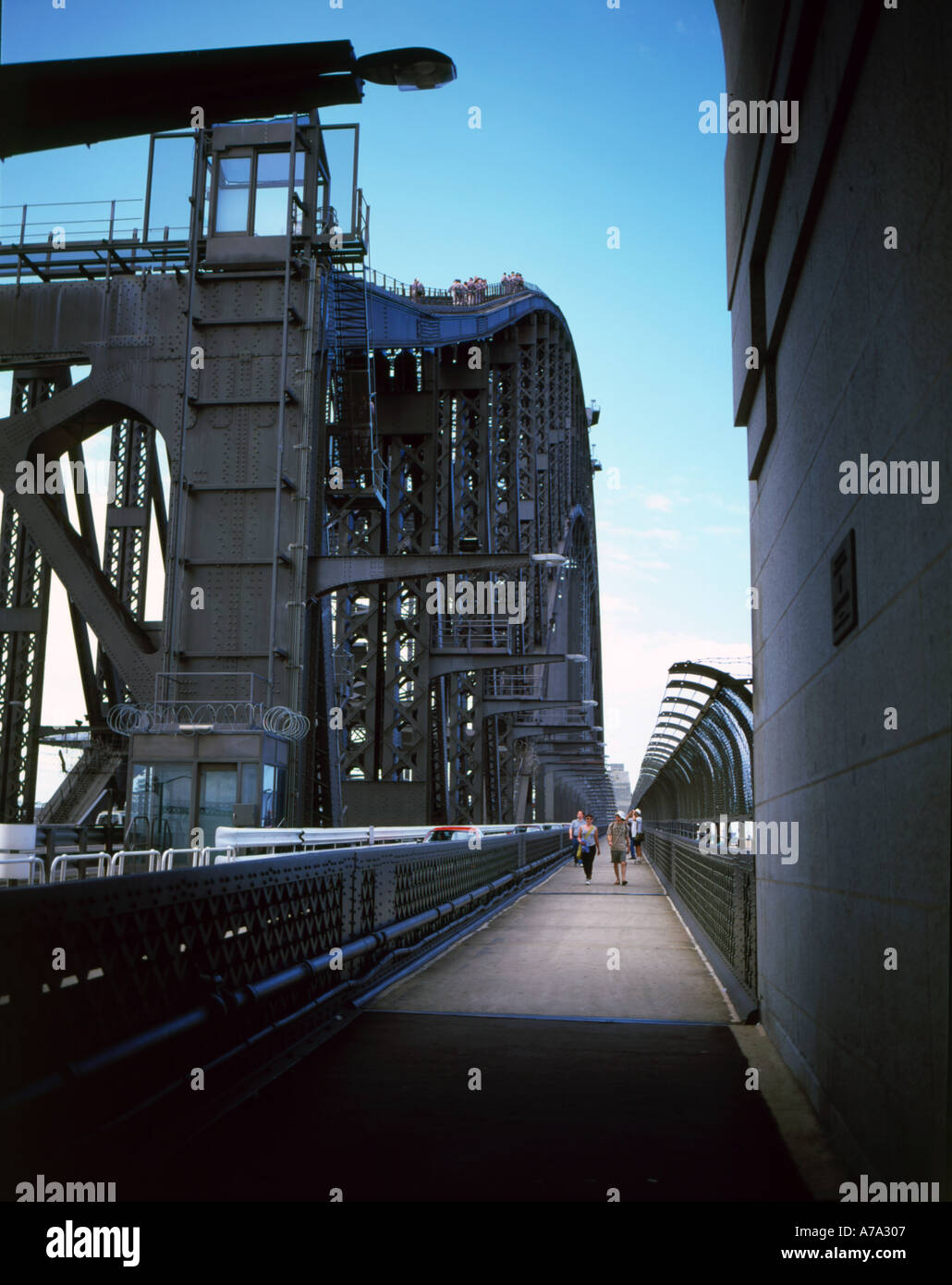 Les gens escalade et randonnée leur chemin sur le pont Harbour Bridge de Sydney Australie Banque D'Images