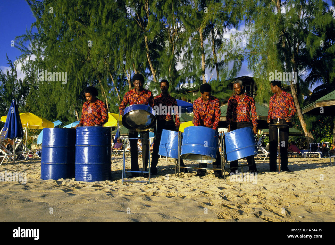 Steelband à la plage île de la Barbade archipel des Petites Antilles caraïbes Banque D'Images