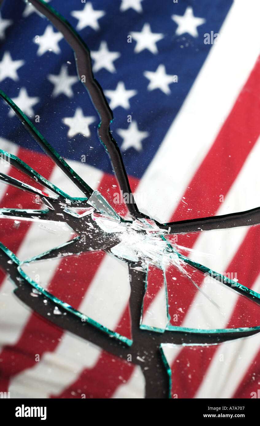 Drapeau américain compte sur un morceau de verre brisé Banque D'Images