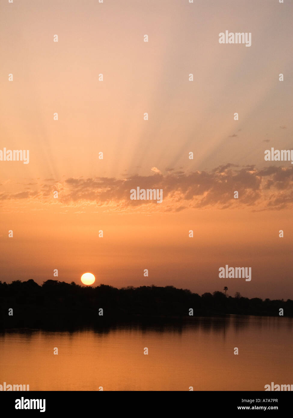 Lever du soleil sur le fleuve Sénégal, près de Ambidedi Banque D'Images