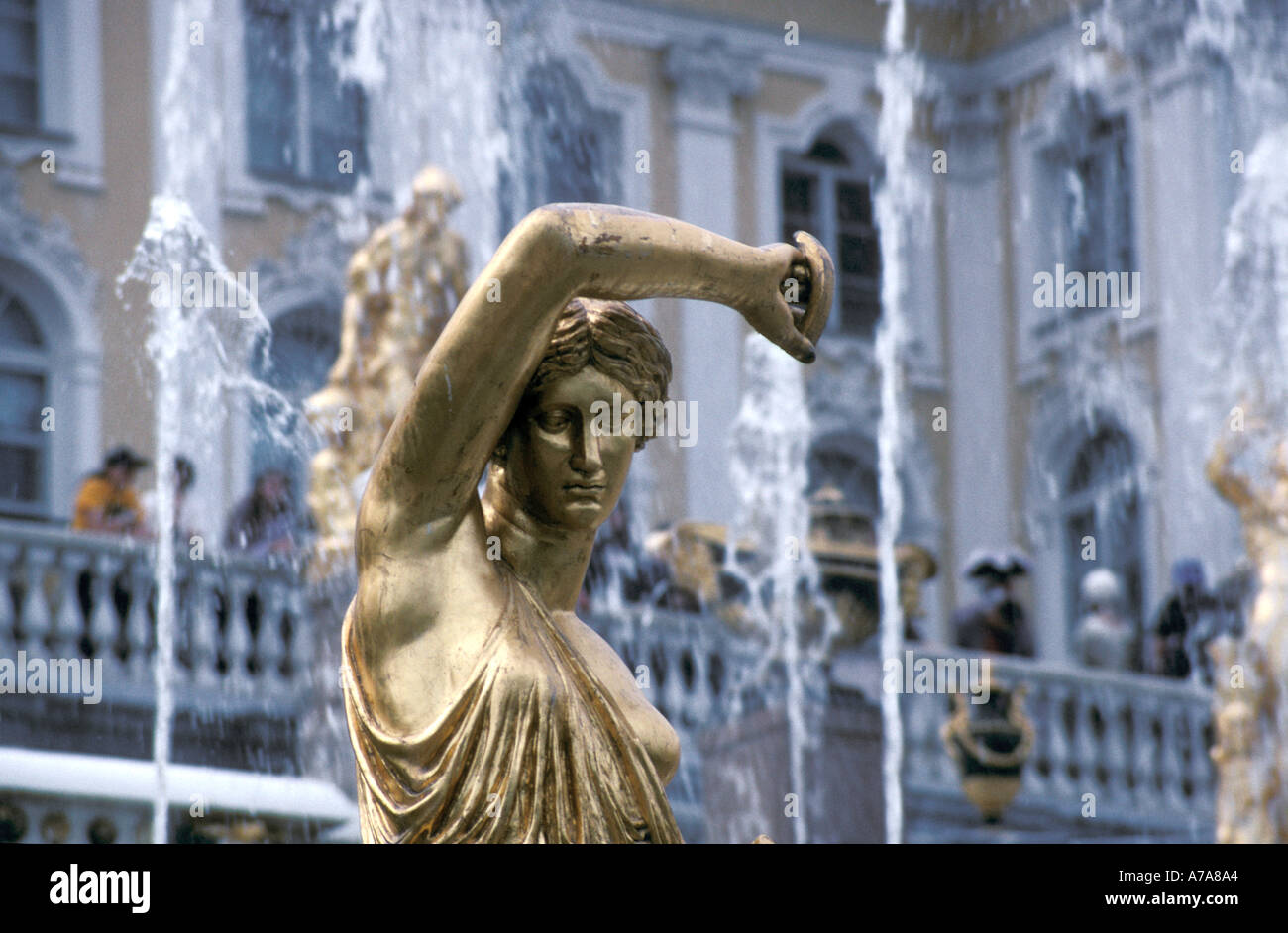 Statue féminine situé sur la Grande Cascade à Pierre le Grand Palais de Peterhof Petrodvorets s St Petersburg Banque D'Images