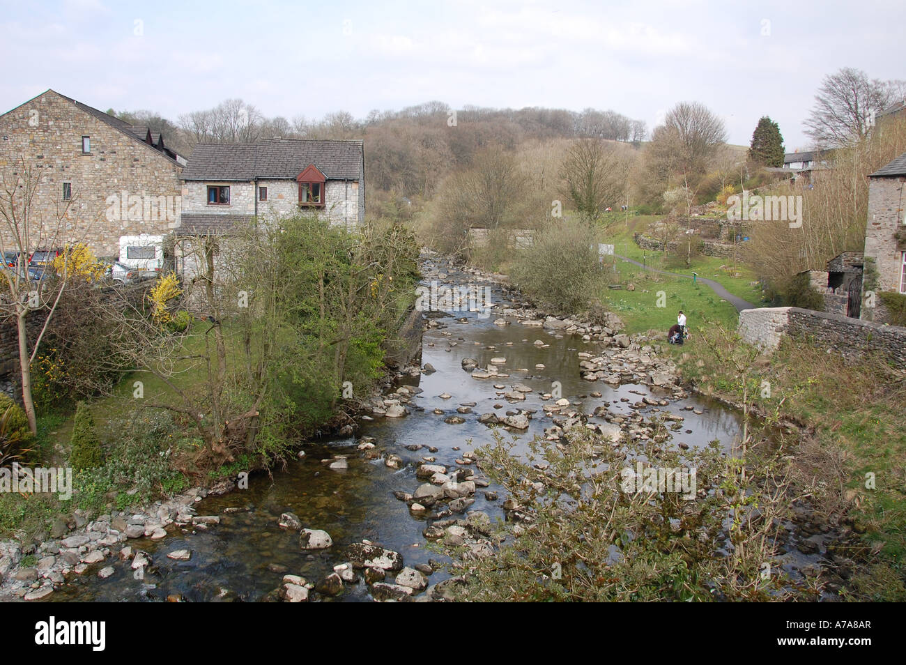 La rivière qui coule à travers Ingleton Doe dans le Yorkshire, Angleterre Banque D'Images