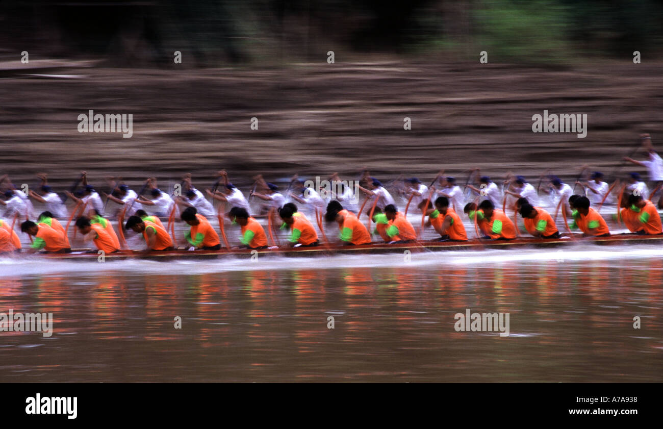 Course de bateaux-dragons sur la rivière Nam Khan à Luang Prabang au Laos Banque D'Images