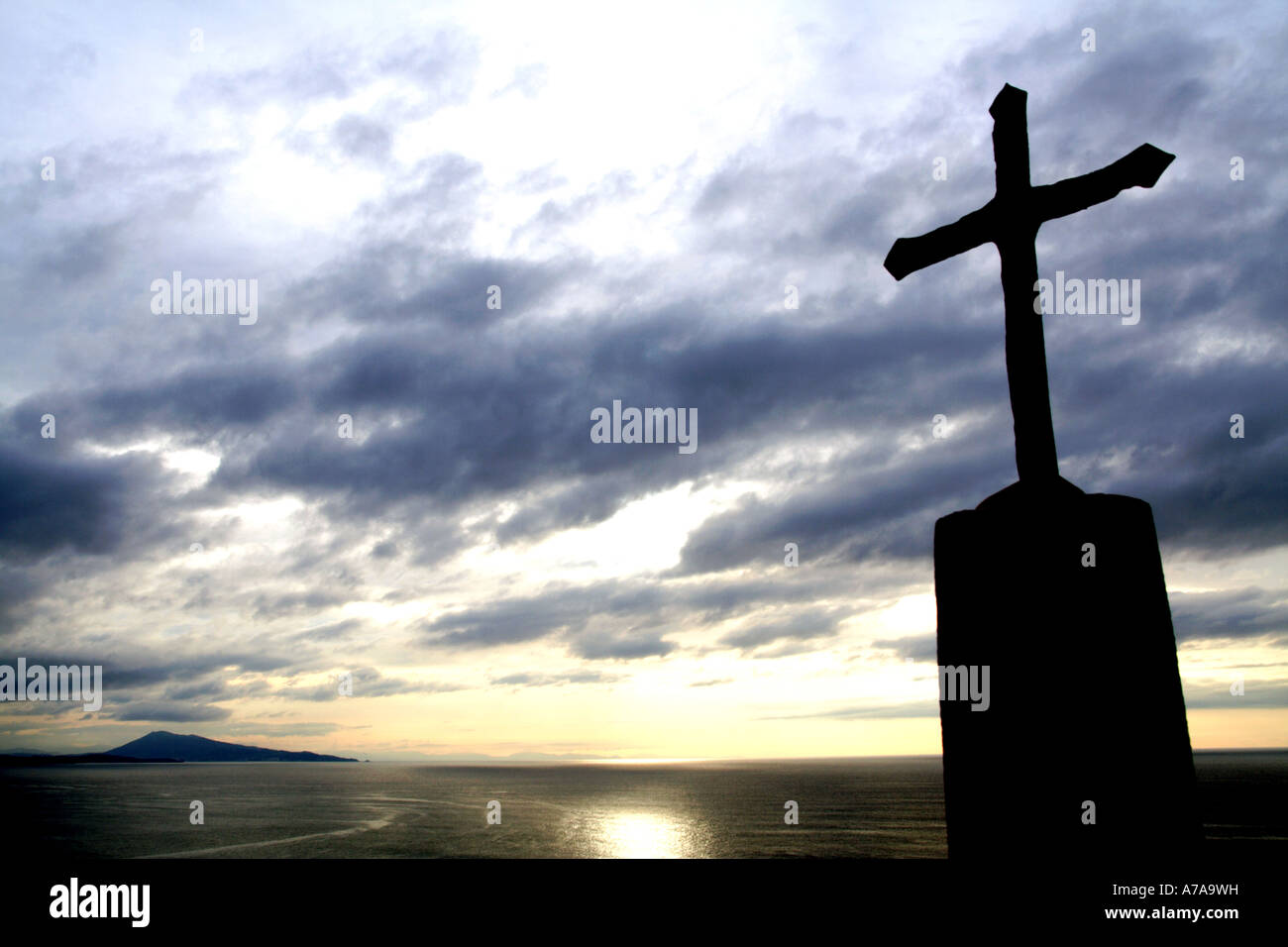 Contraste fortement avec photo d'une croix de métal Banque D'Images