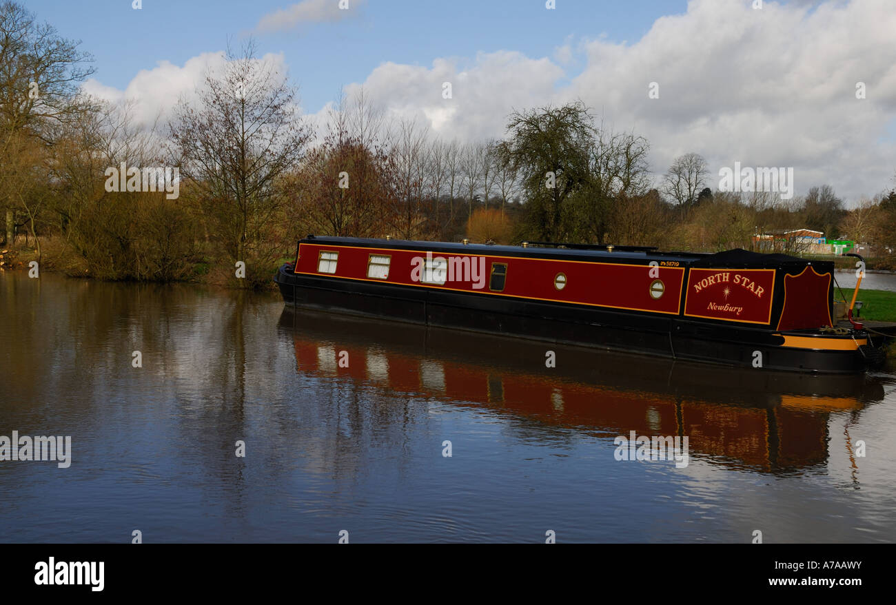 Vue sur le canal au Newbury, le canal Kennet et Avon Banque D'Images