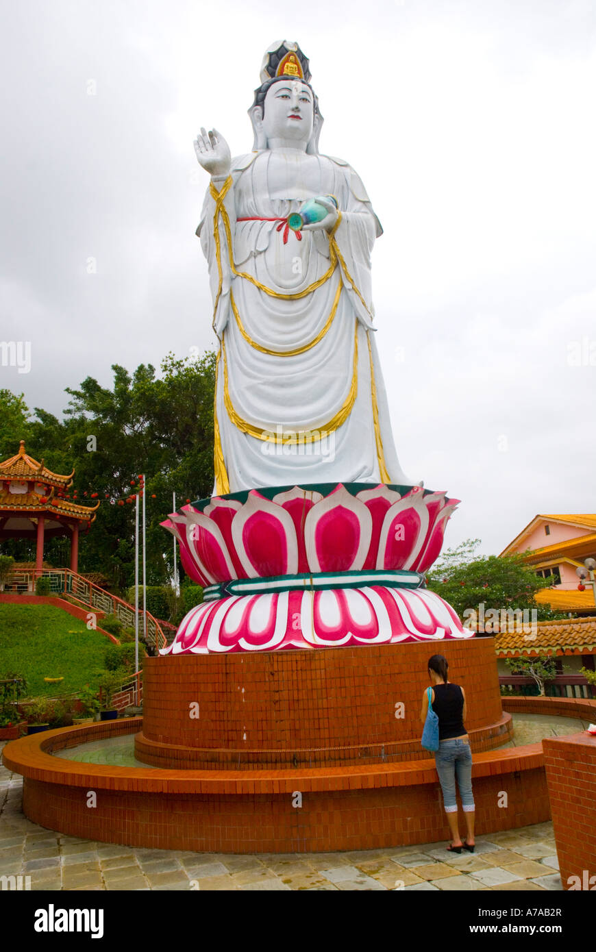 Statue de la déesse Kuan Yin de Miséricorde Kuching Bornéo Banque D'Images