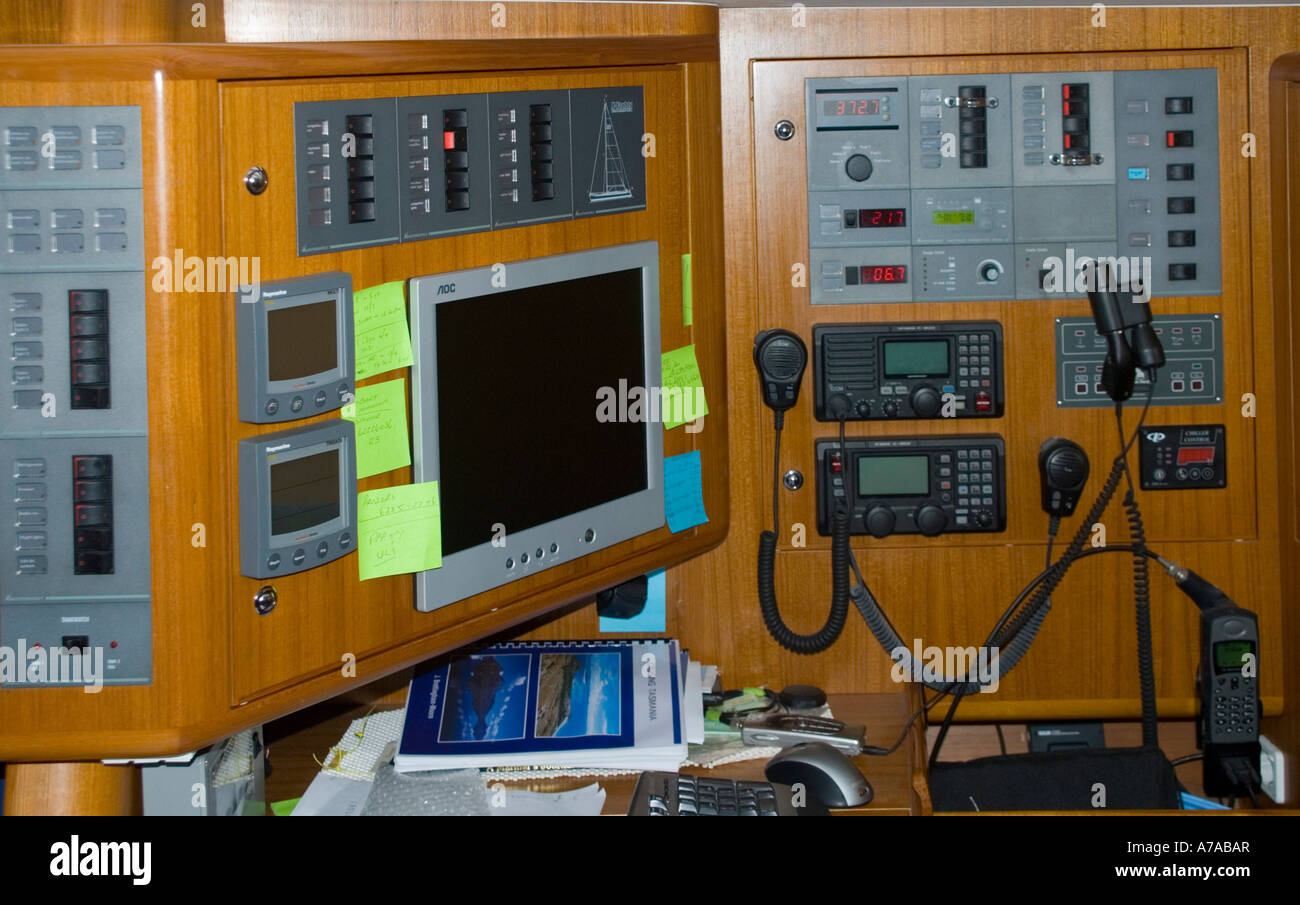 Les communications radio et la navigation moderne 24 sur un grand yacht de croisière Banque D'Images