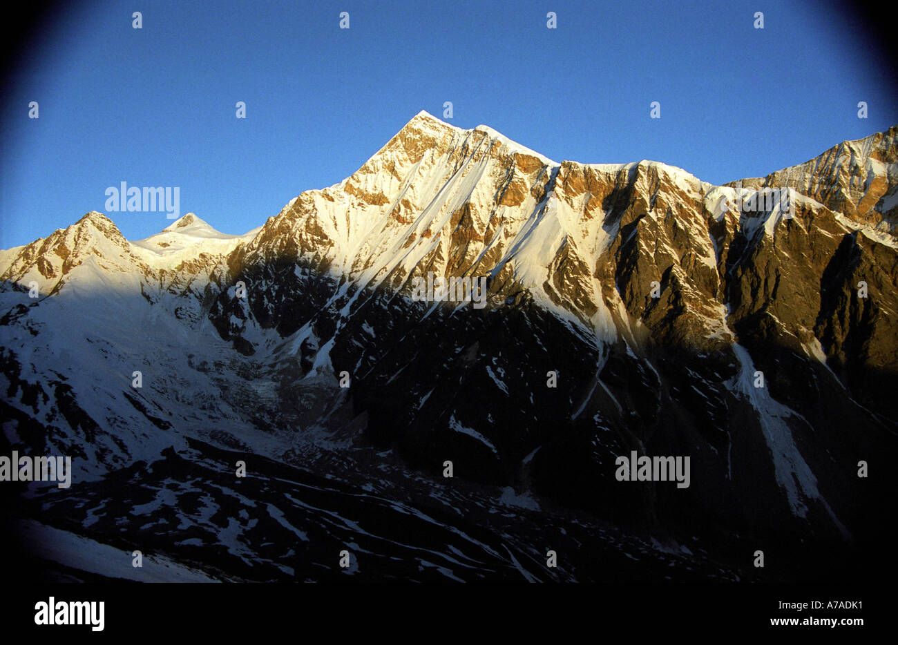 Lever du soleil sur l'Himalaya Kumaon, Kot Nanda, Inde Banque D'Images