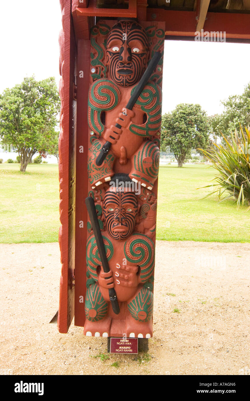 La nouvelle zelande site du Traité de Waitangi maison et du terrain Whare waka Canoe House et Ngatokimatawhaorua toit sculpté prend en charge Banque D'Images