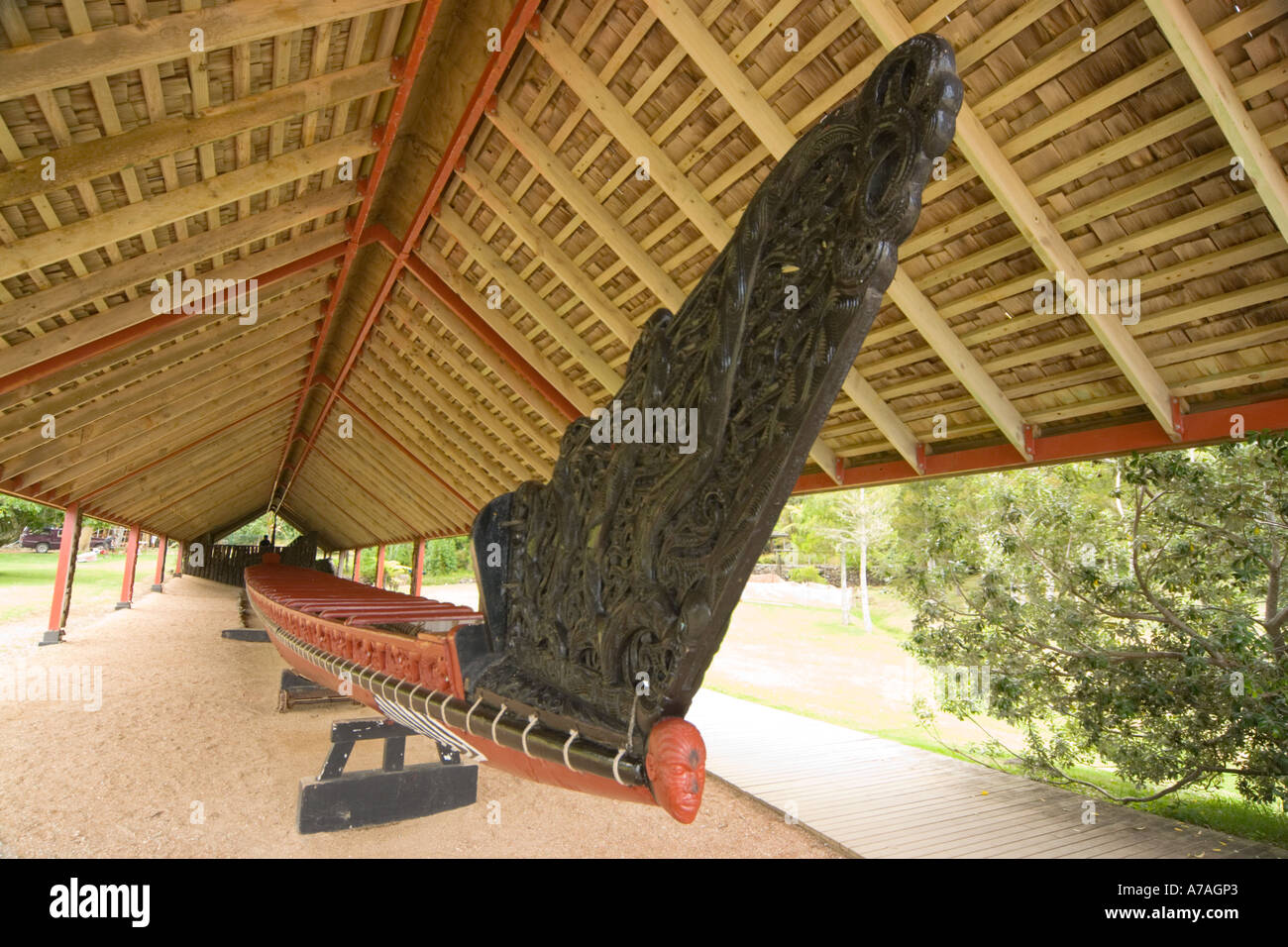 La nouvelle zelande site du Traité de Waitangi maison et du terrain Whare waka Canoe House et Ngatokimatawhaorua embout sculpté Banque D'Images