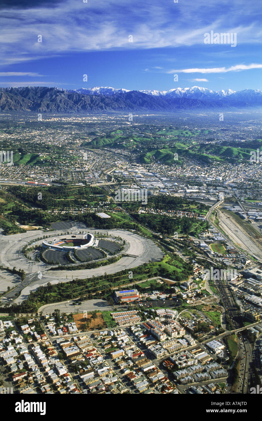 Vue aérienne du centre-ville de Los Angeles avec des montagnes San Gabriel et le Dodger Stadium Banque D'Images
