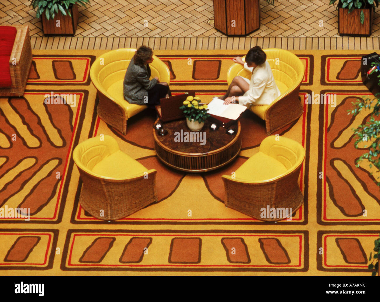 Deux business women sitting in hotel lobby Banque D'Images