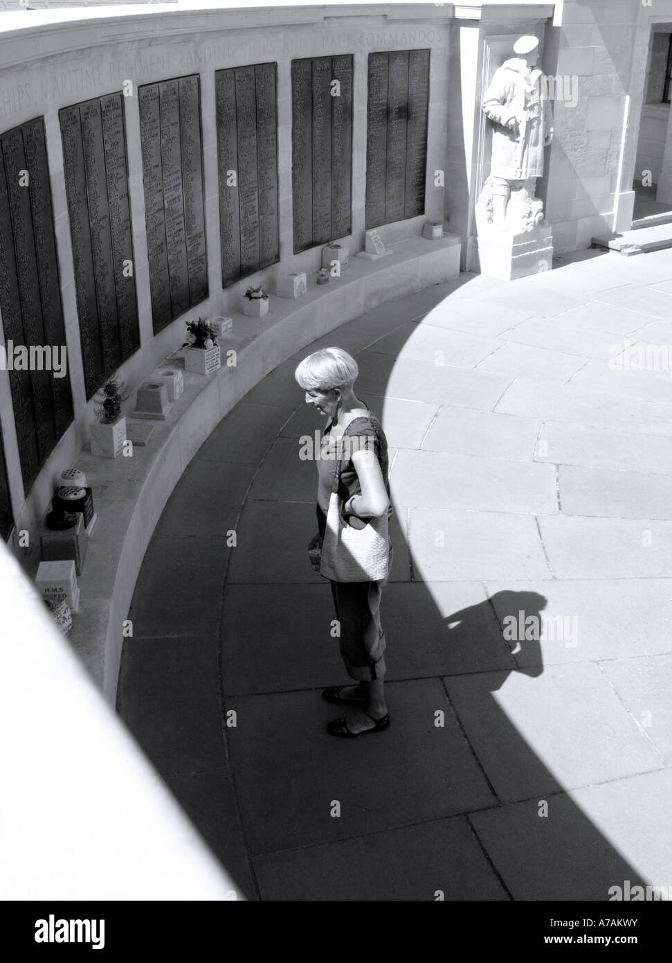 Une femme étudie un cénotaphe memorial Banque D'Images