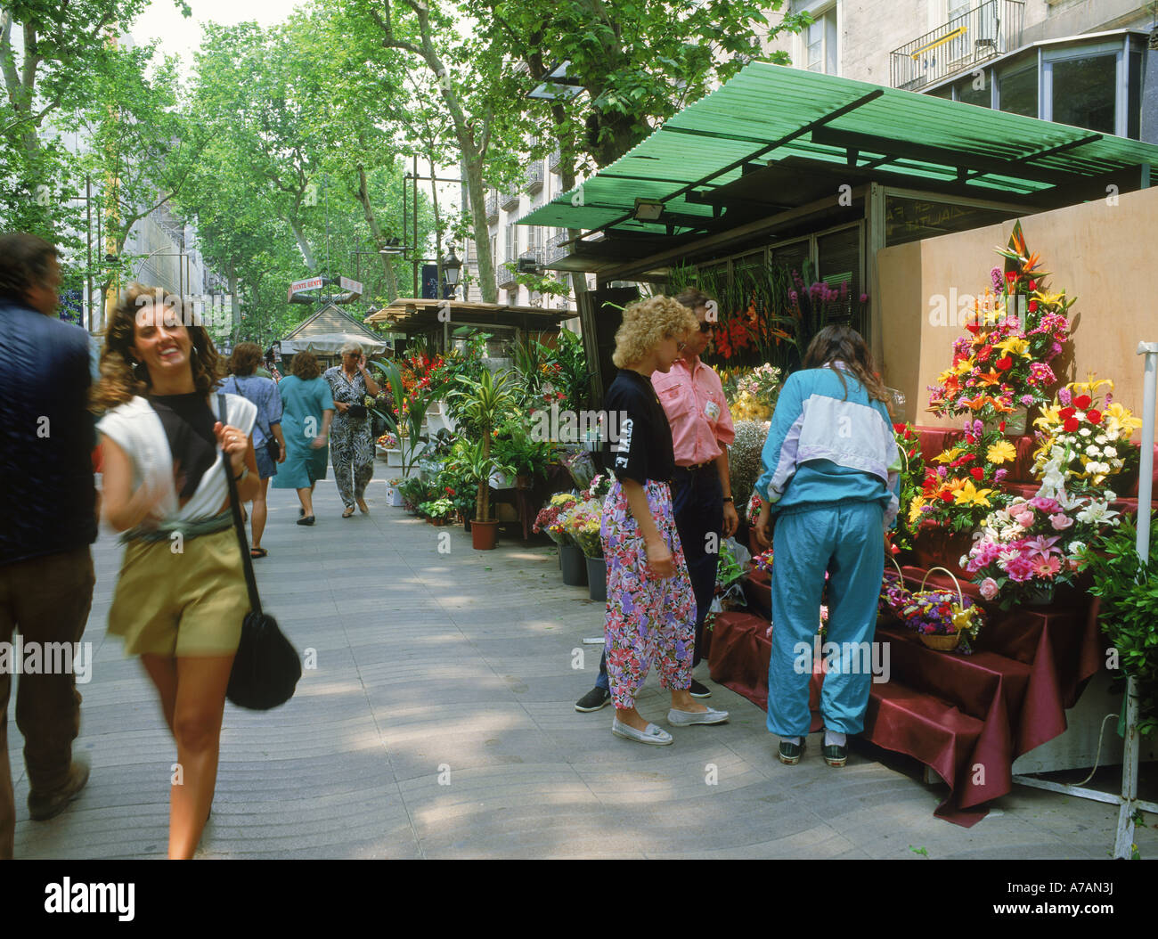 Les fleurs et les gens sur Las Ramblas à Barcelone. La Catalogne. Espagne Banque D'Images