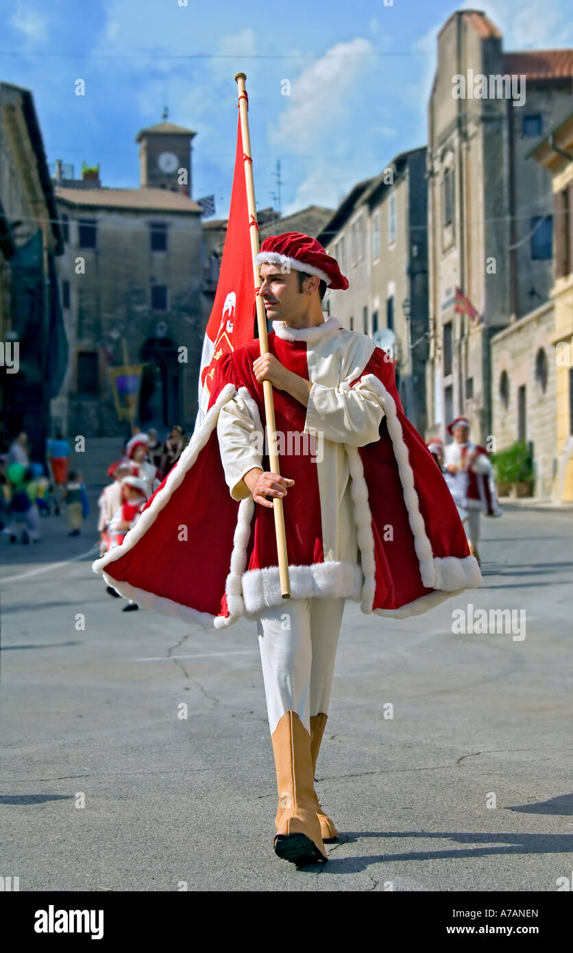 Jeune homme dans un costume médiéval traditionnel italien Photo Stock -  Alamy