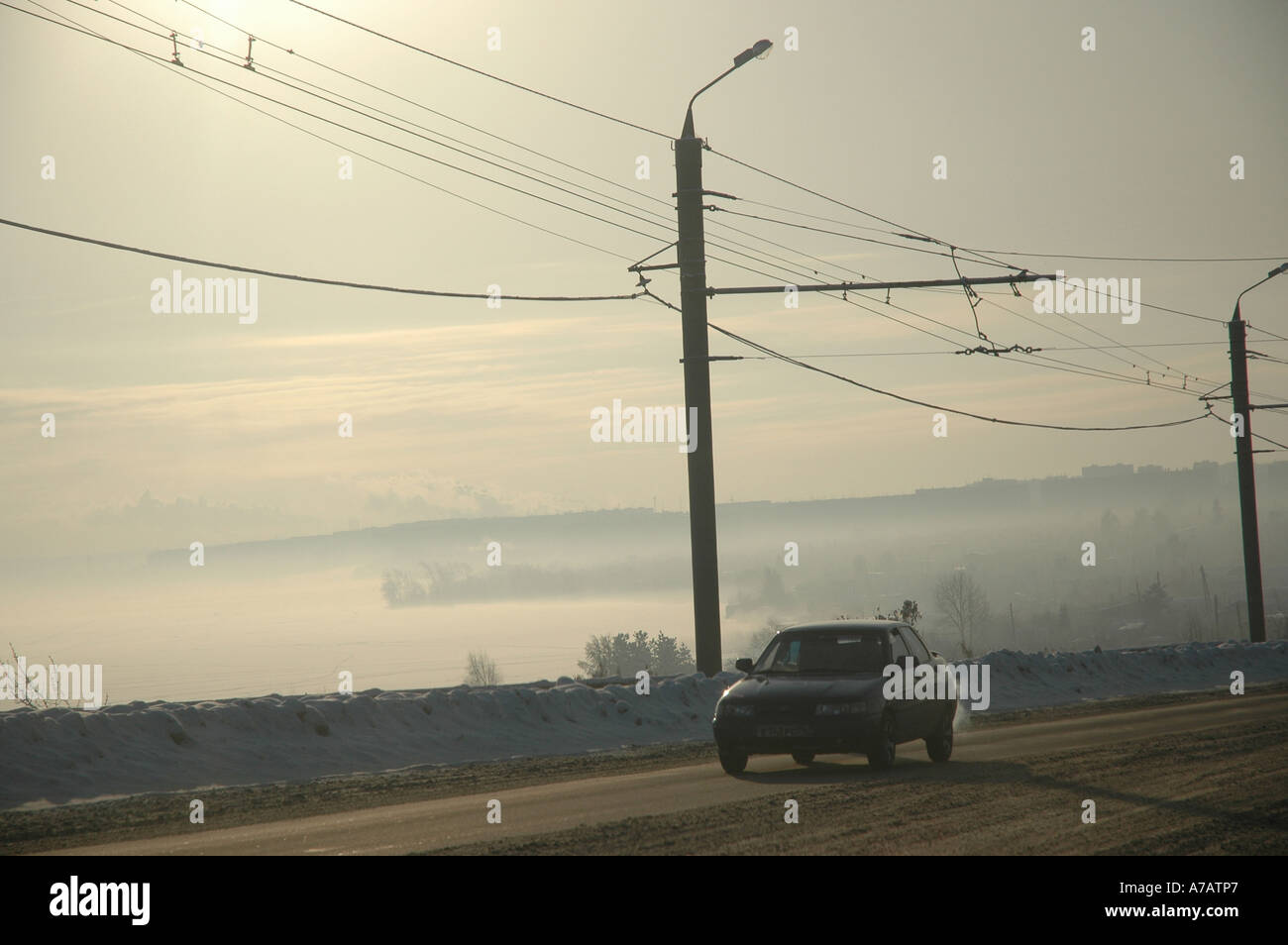 Voiture dans la rue dans la ville de Sibérie occidentale en Russie Chelyabinsk Banque D'Images