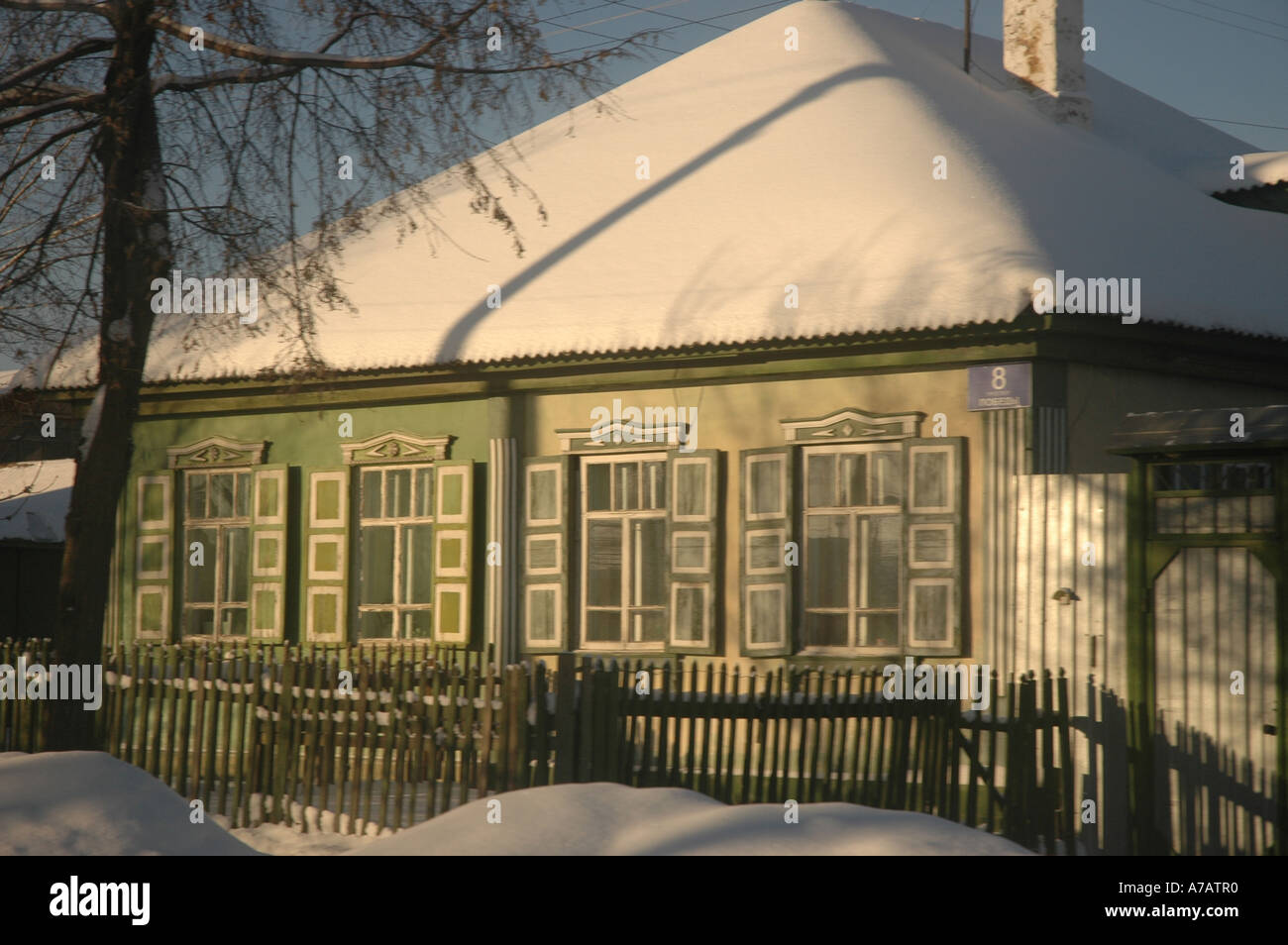 Maison en bois dans la ville de Sibérie occidentale en Russie Chelyabinsk Banque D'Images