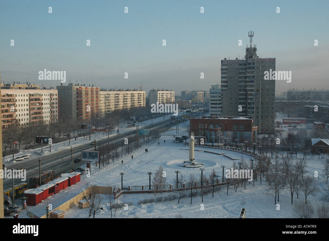 Quartier résidentiel avec bâtiments réalisés avec des dalles préfabriquées en béton dans la ville de Sibérie occidentale en Russie Chelyabinsk Banque D'Images