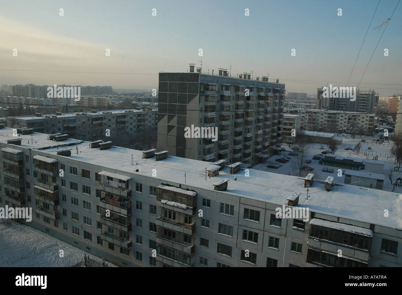 Quartier résidentiel avec bâtiments réalisés avec des dalles préfabriquées en béton dans la ville de Sibérie occidentale en Russie Chelyabinsk Banque D'Images