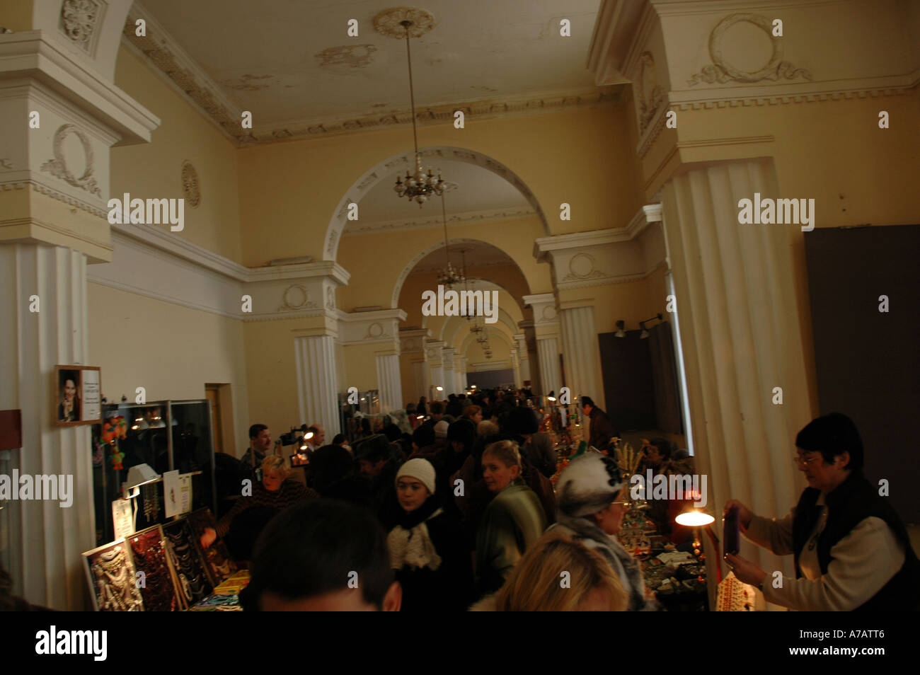 Personnes sur un marché de l'artisanat le week-end en ville sibérienne de Chelyabinsk Banque D'Images