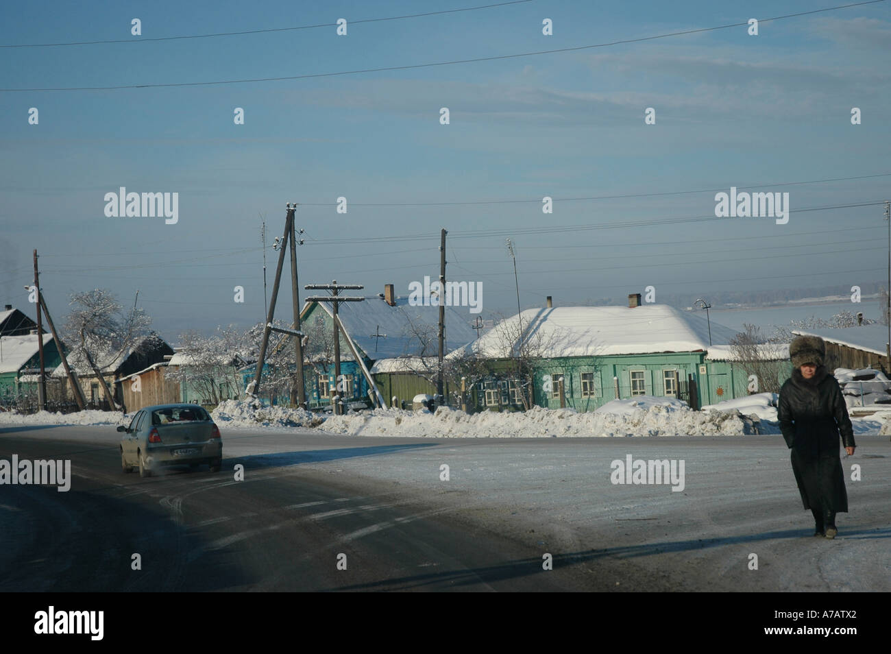 Accueil chaleureux avec la fourrure habillé femme près de la Sibérie de l'Ouest Ville de Chelyabinsk dans la Fédération de Russie Banque D'Images