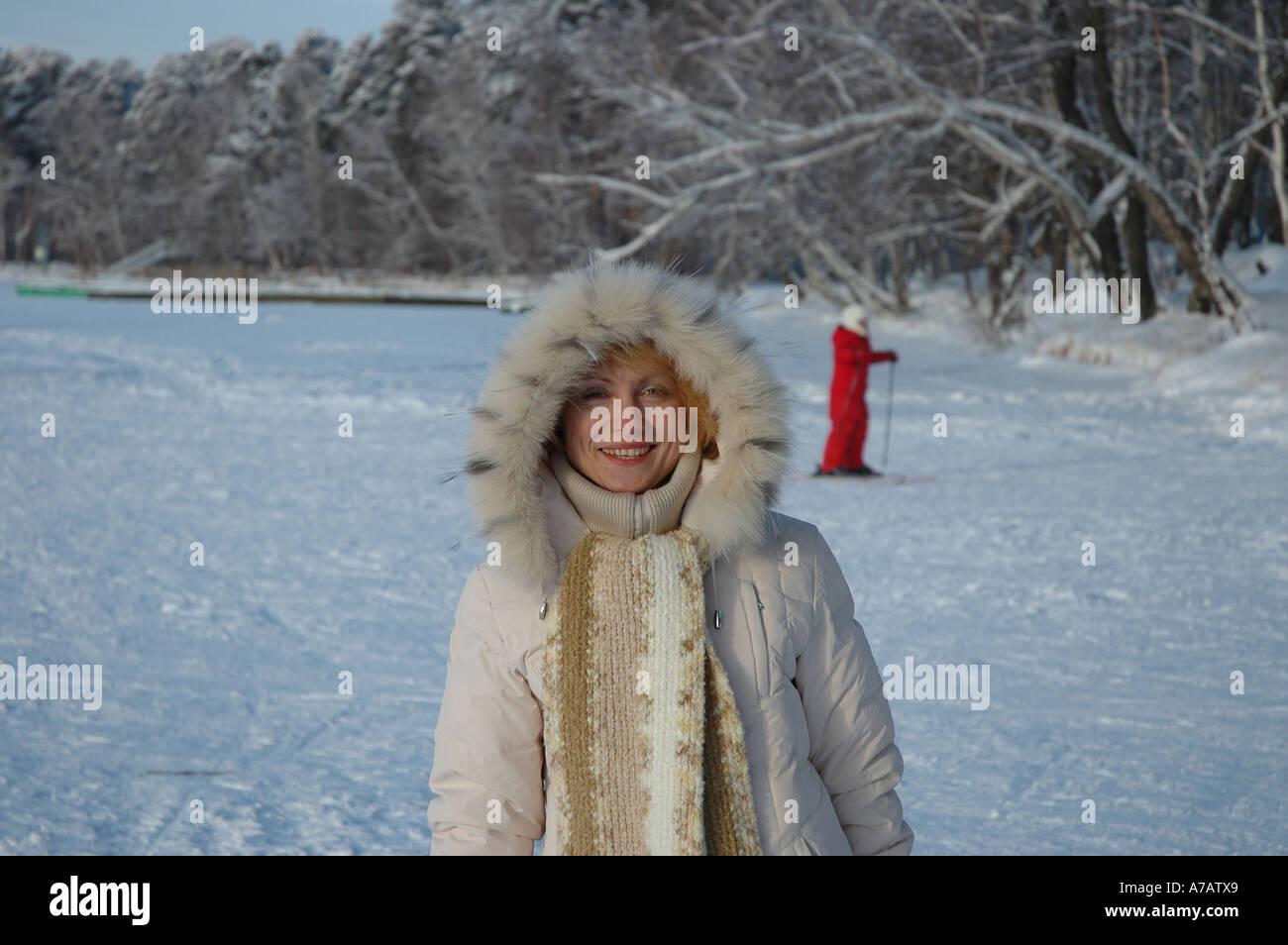 Heureux et souriant femme de 42 ans sur les grands lac gelé recouvert de neige près de la Sibérie de l'Ouest ville de Tcheliabinsk en Russie Banque D'Images