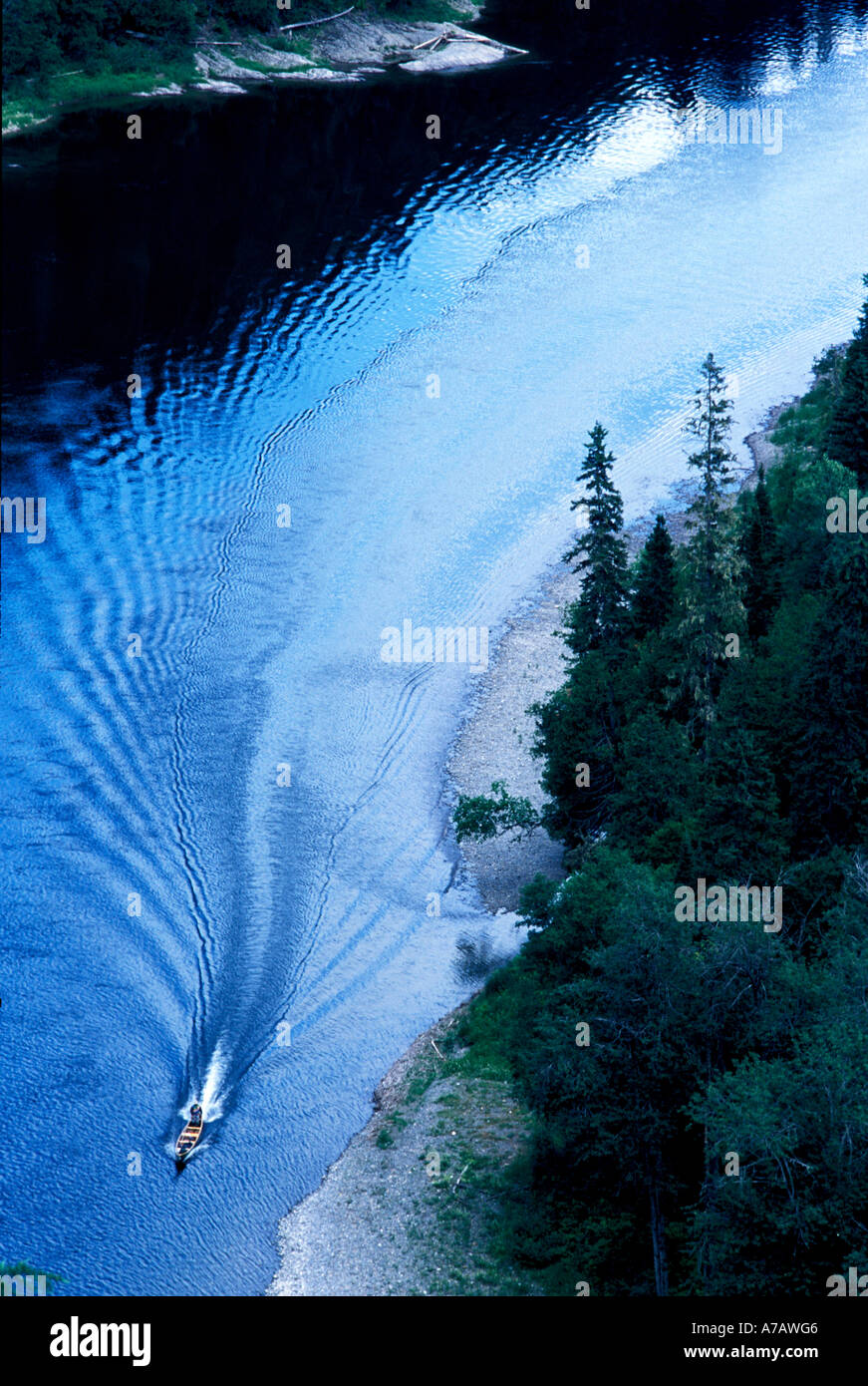 Vue aérienne de la rivière Ristigouche avec canoe en descendant la rivière sur un coude de la rivière, au Nouveau-Brunswick, Canada Banque D'Images