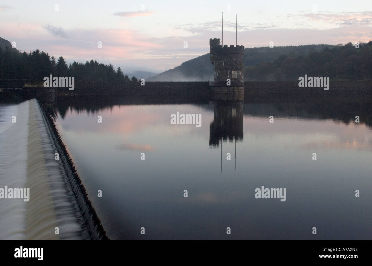 Réservoir Llwyn on à la tombée de Brecon Beacons au Pays de Galles du Sud Banque D'Images