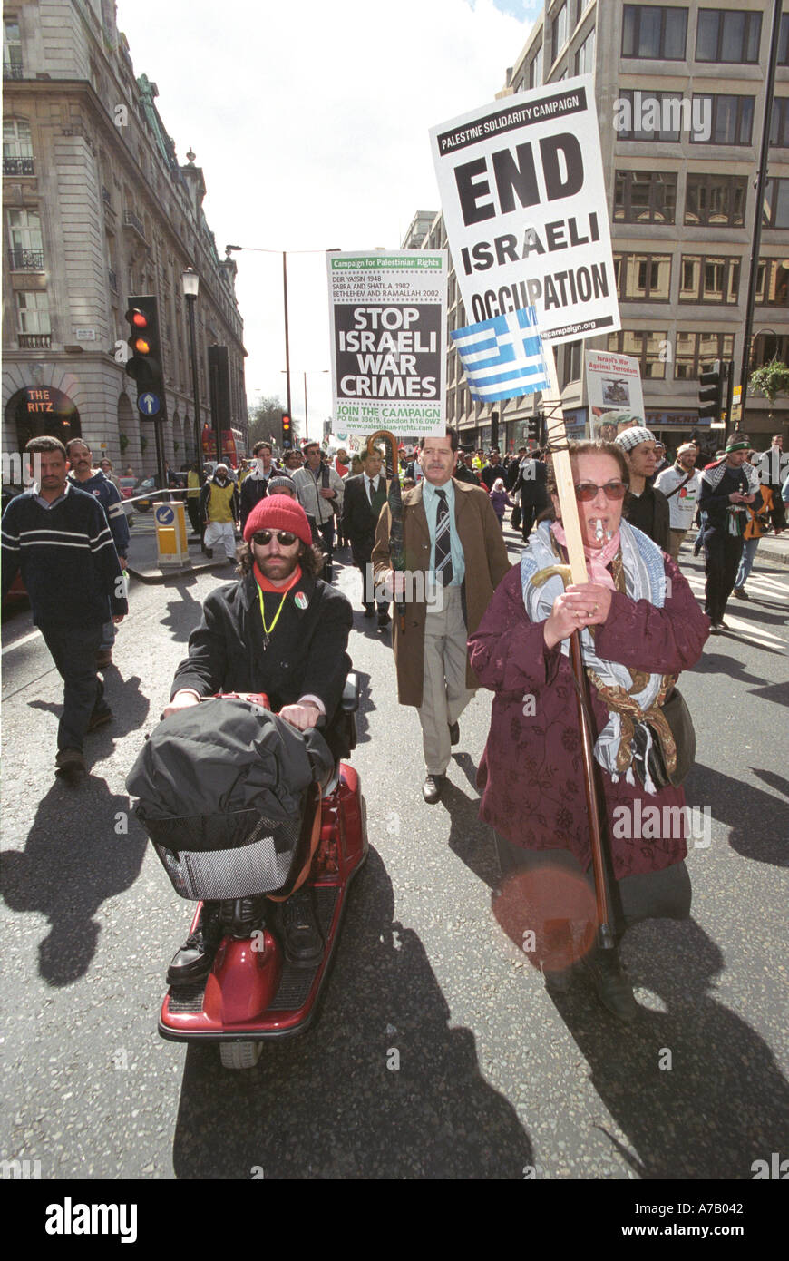 Démonstration de la Palestine libre London UK manifestants défilent devant l'hôtel Ritz Banque D'Images