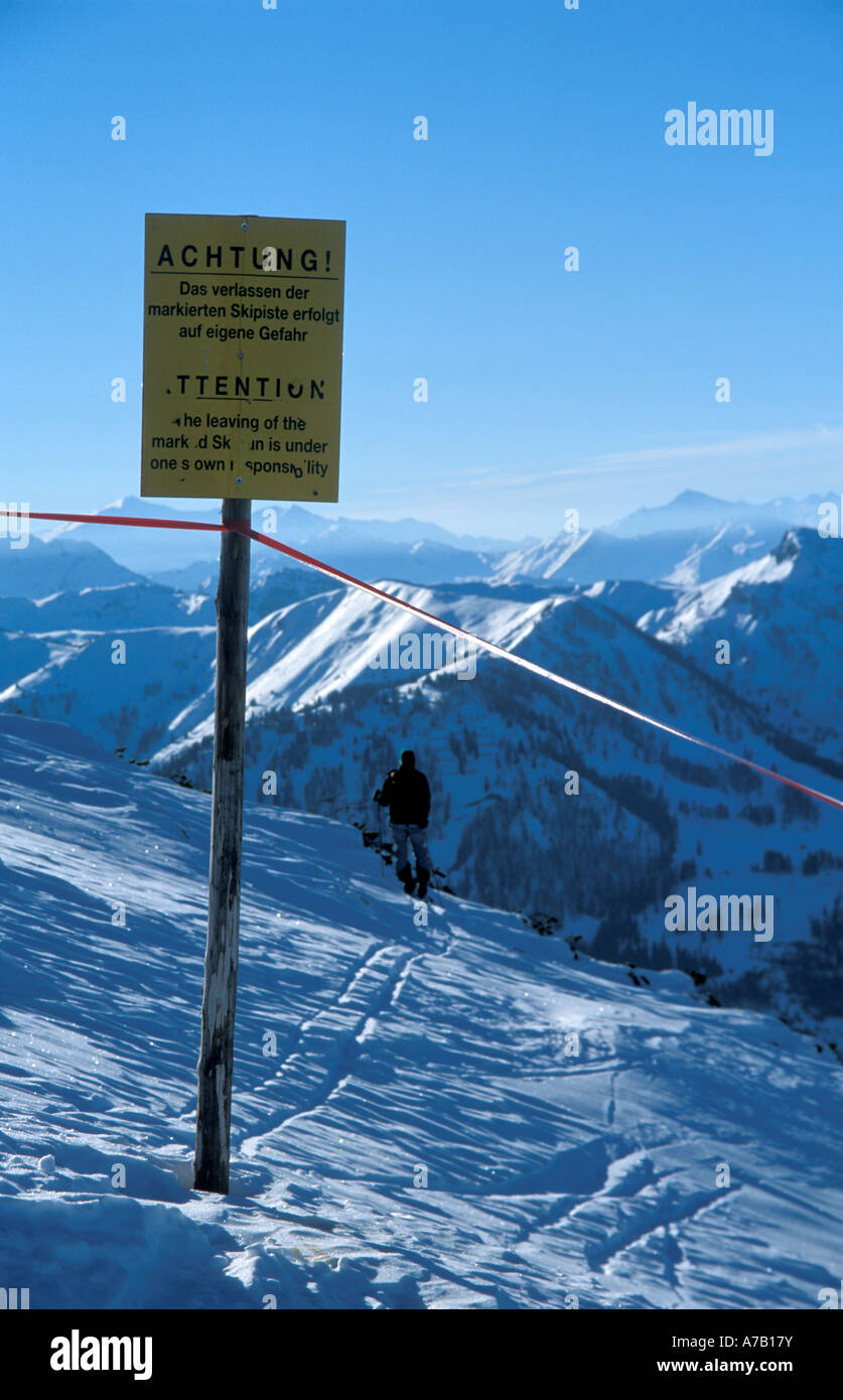 Cours de ski hors piste et affichant un panneau d'avertissement sur les pentes à Flachau Autriche Banque D'Images