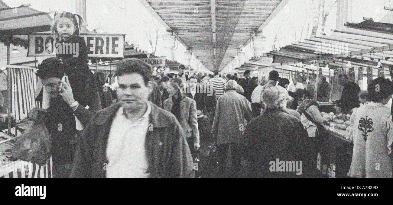 FRA11 FRANCE PARIS GOUTTE D ou 18e arrondissement AU-DESSUS D'UNE FOULE À BARBES marché sous le métro aérien s'est réuni Banque D'Images