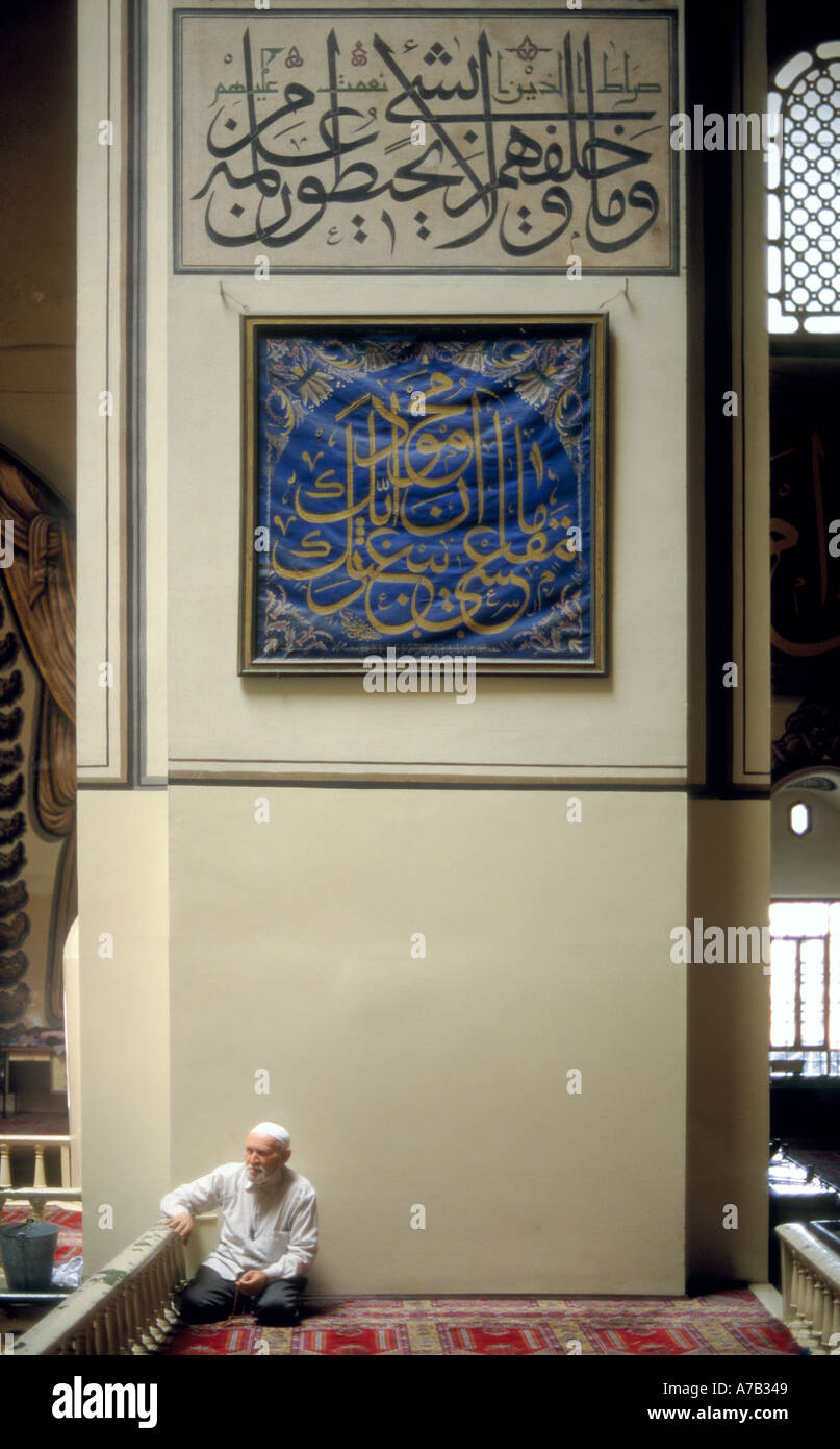 L'homme de prier dans la mosquée - Konya Turquie Banque D'Images