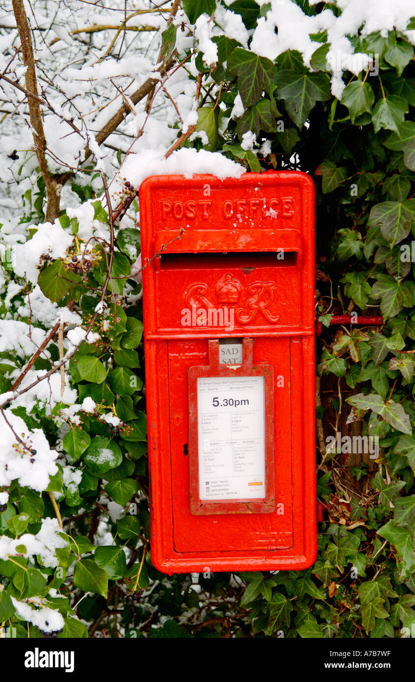 Neige sur red George VI postbox à Newport South Wales UK Banque D'Images