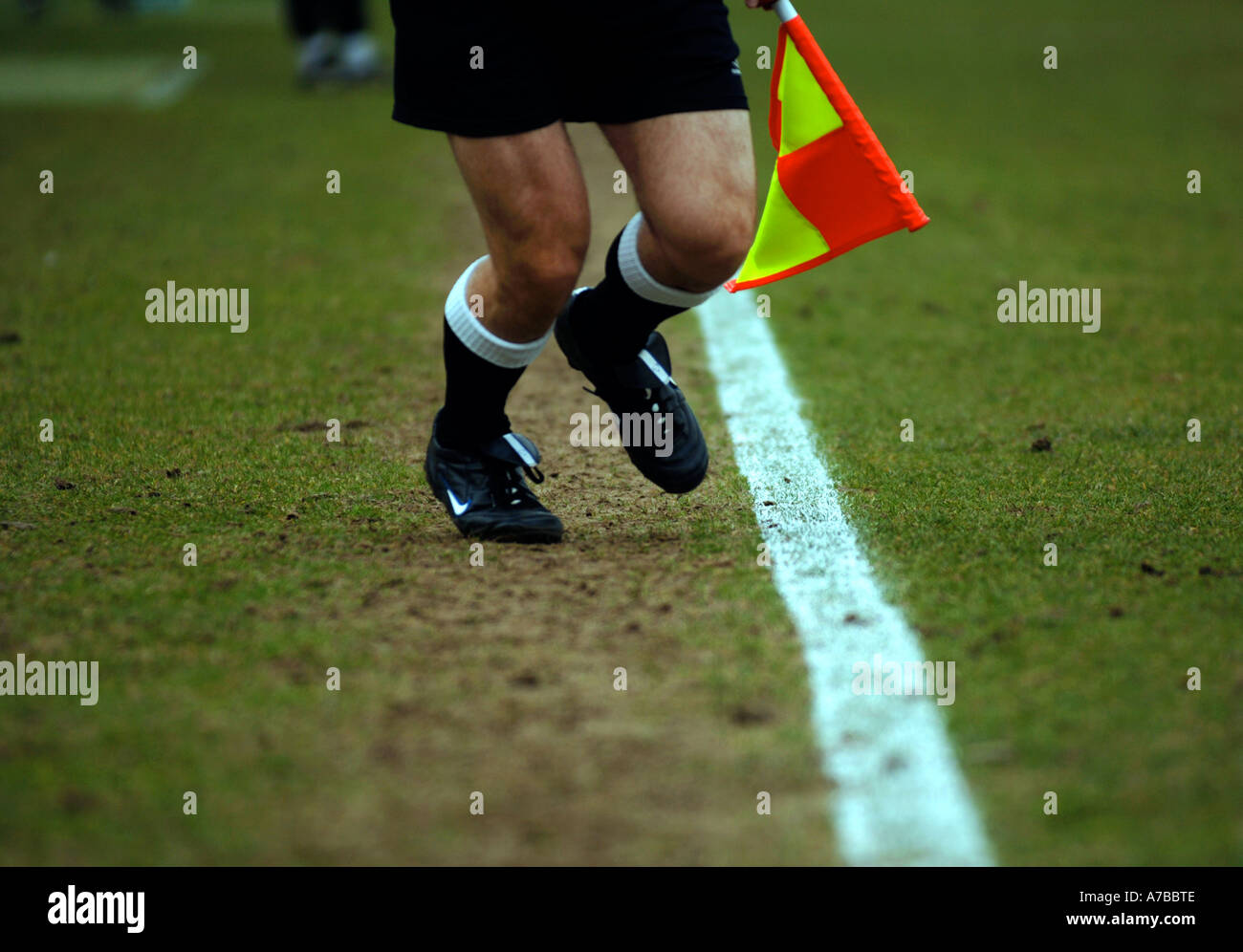 Juge de ligne lors d'un match de football Angleterre UK Banque D'Images