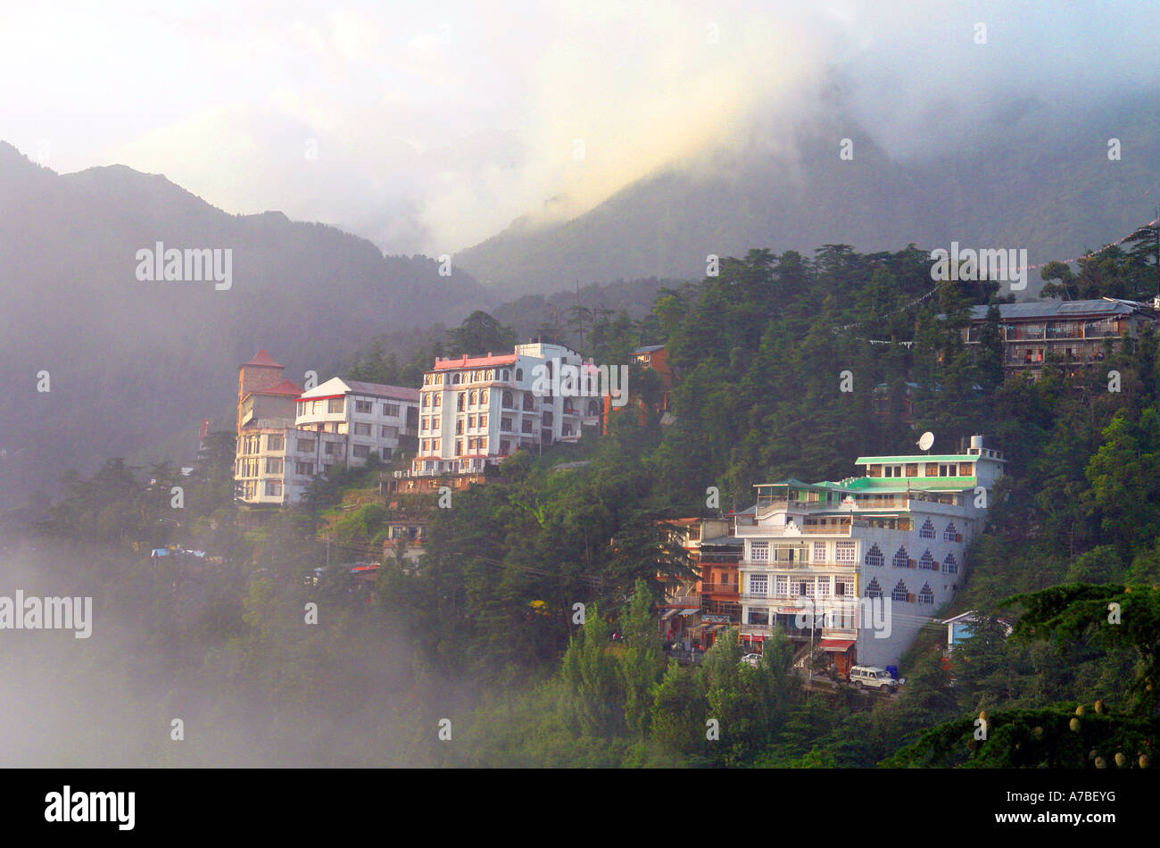 Mcleod Ganj dans la brume Banque D'Images