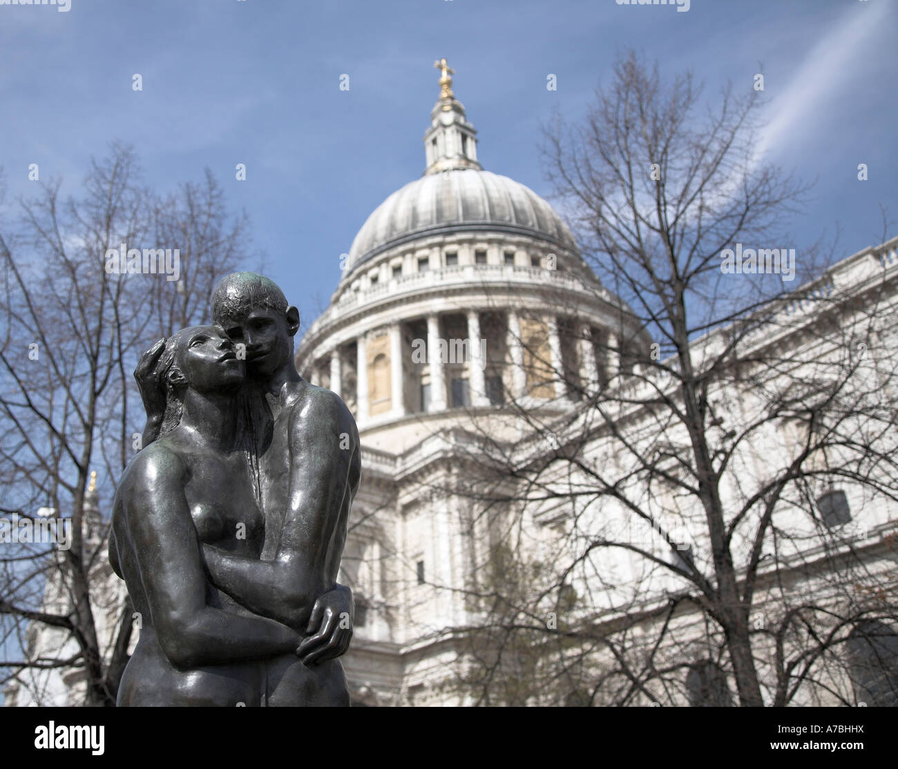 Les jeunes amoureux sculpture par Georg Ehrlich en face de la Cathédrale St Paul Banque D'Images