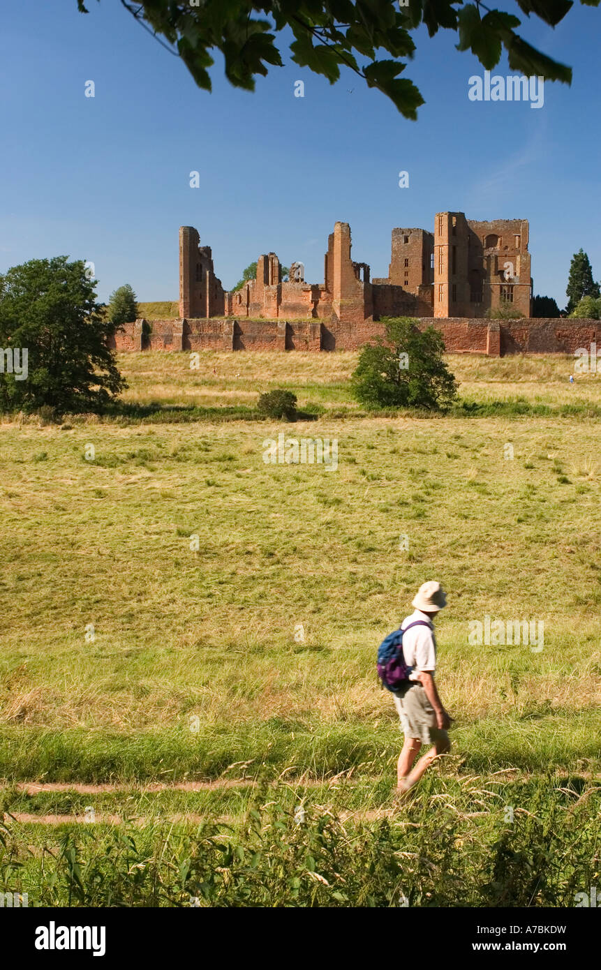 L'homme sur le sentier de façon millénaire près de Kenilworth Kenilworth UK Juin 2005 Banque D'Images