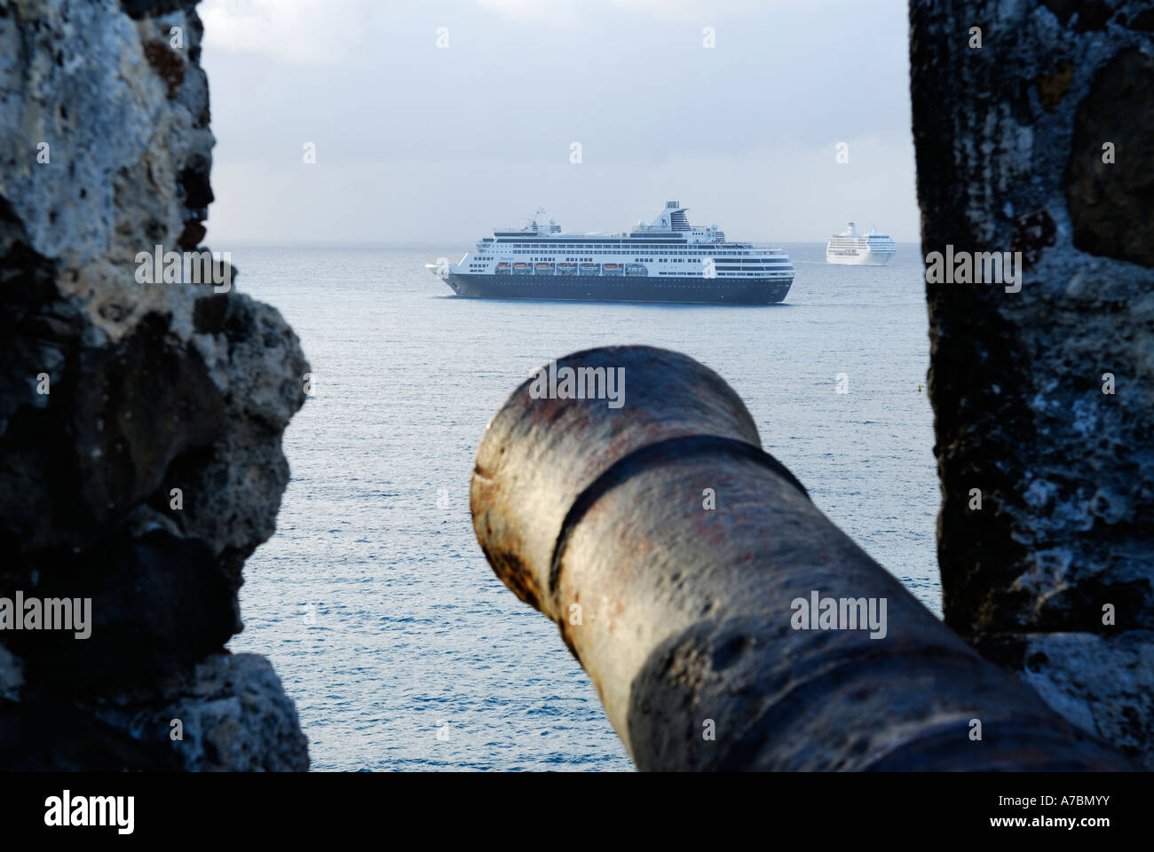 Fort Amsterdam visant à canon bateau de croisière à St Maarten Banque D'Images