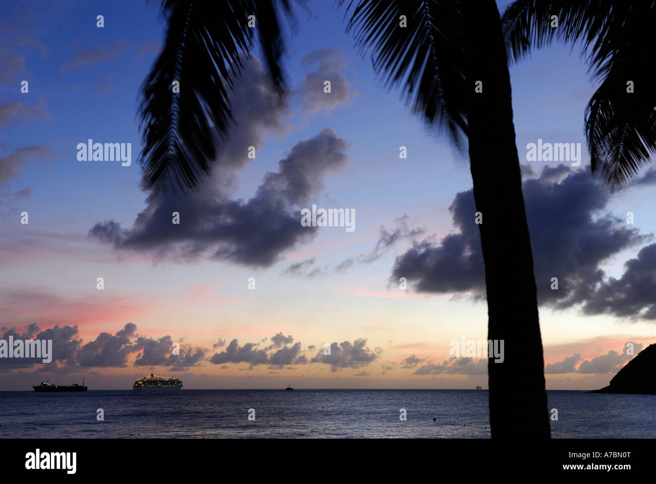 Les navires affectés au transport sur la mer au crépuscule Banque D'Images