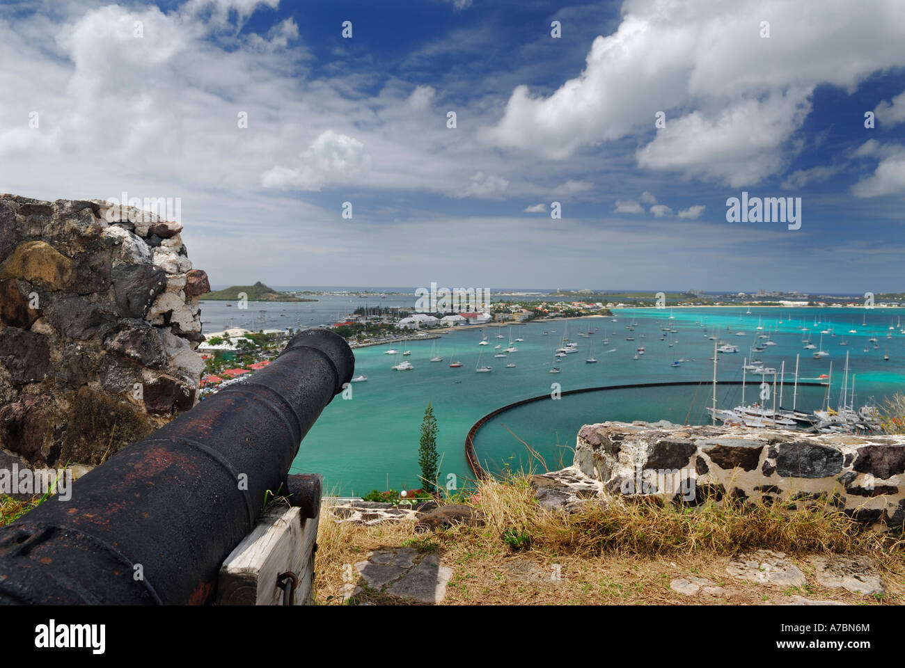 Fort St Louis canon pointant vers la baie de Marigot Banque D'Images